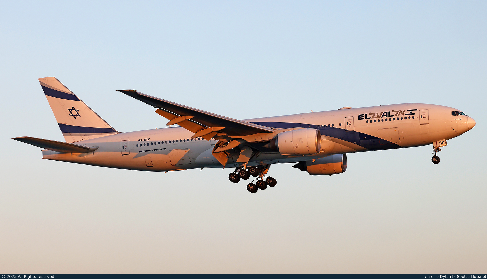 Photo of 4X-ECD - Boeing 777-258(ER) operated by El Al Israel Airlines