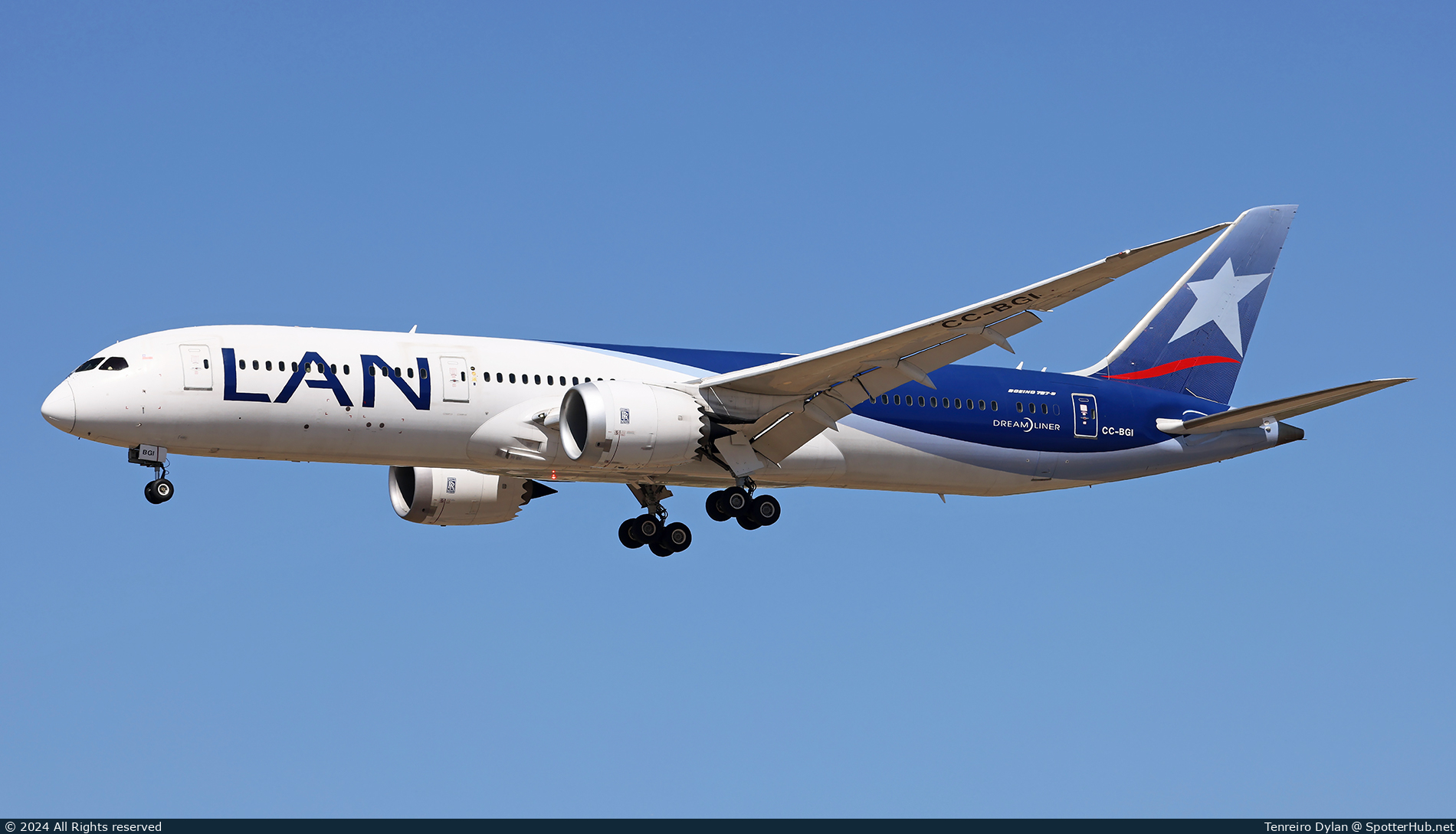 Photo of CC-BGI - Boeing 787-9 Dreamliner operated by LAN Airlines
