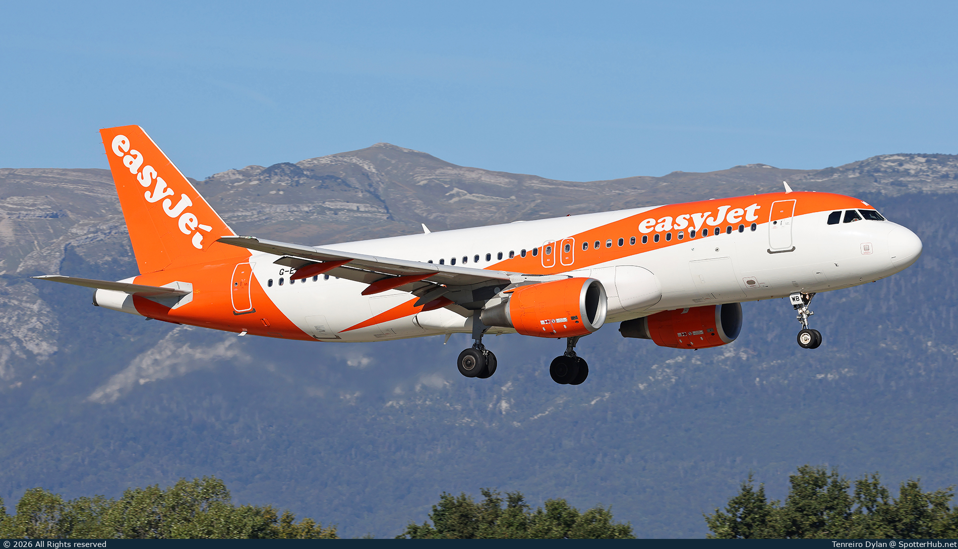 Photo of G-EZWB - Airbus A320-214 operated by easyJet