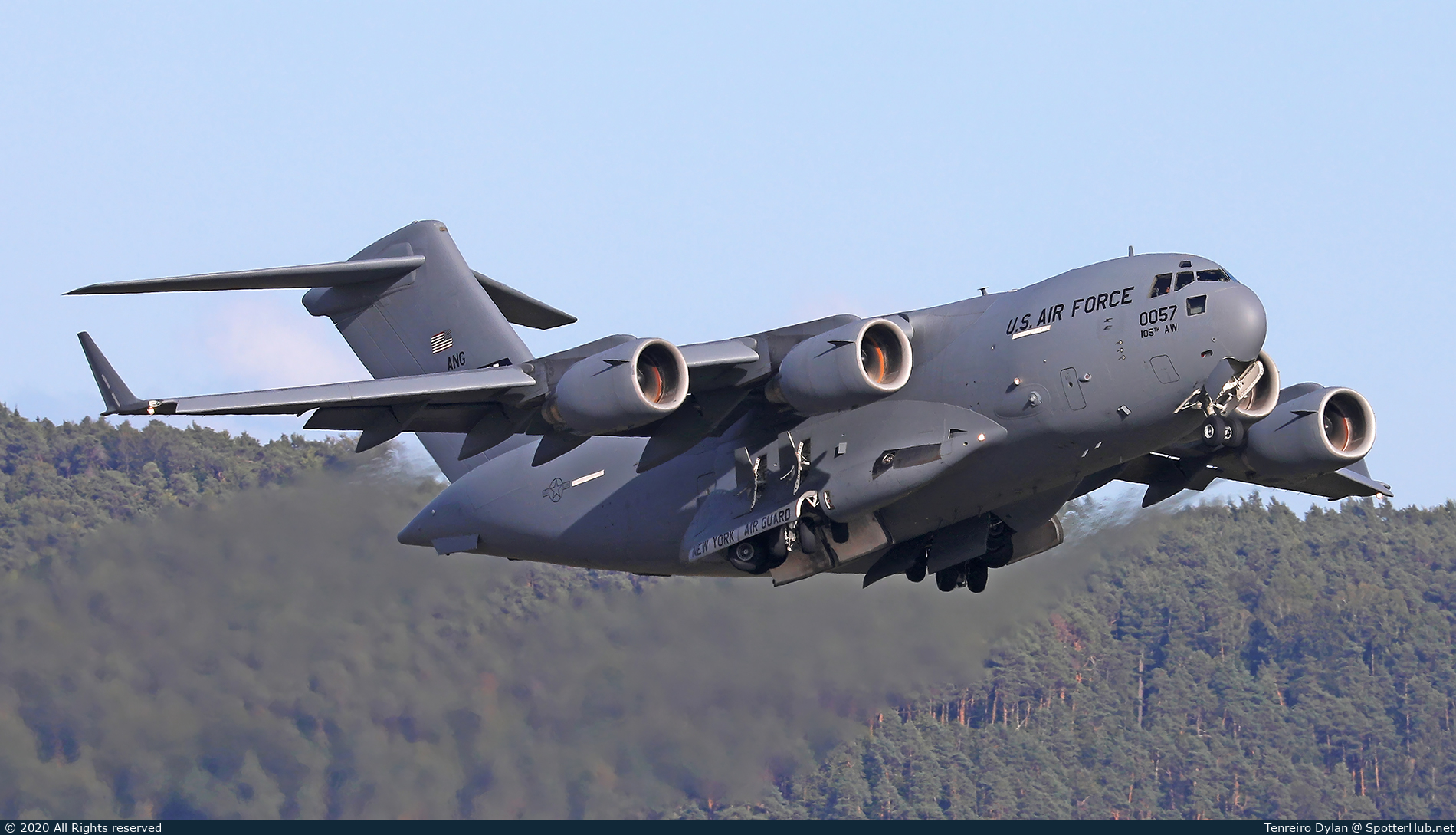 Photo of 98-0057 - Boeing C-17A Globemaster III operated by US Air Force