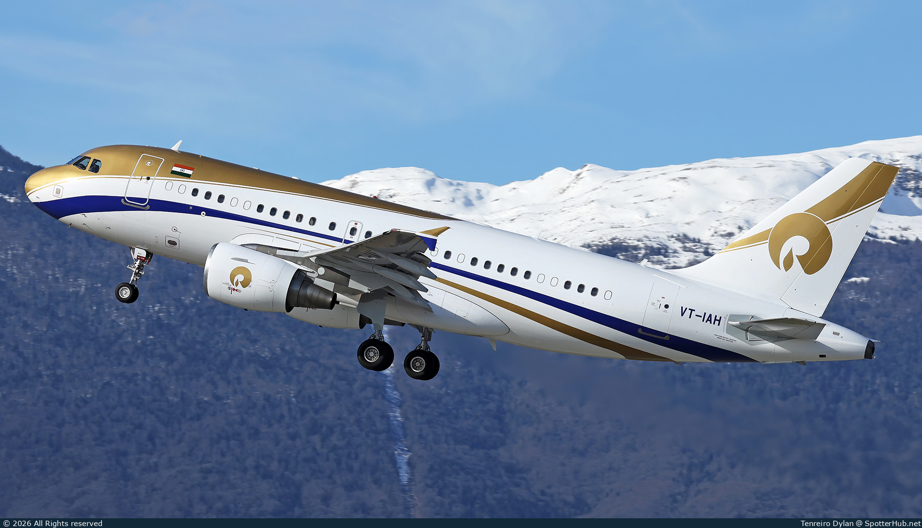 Photo of VT-IAH - Airbus A319-115(CJ) operated by Reliance Industries