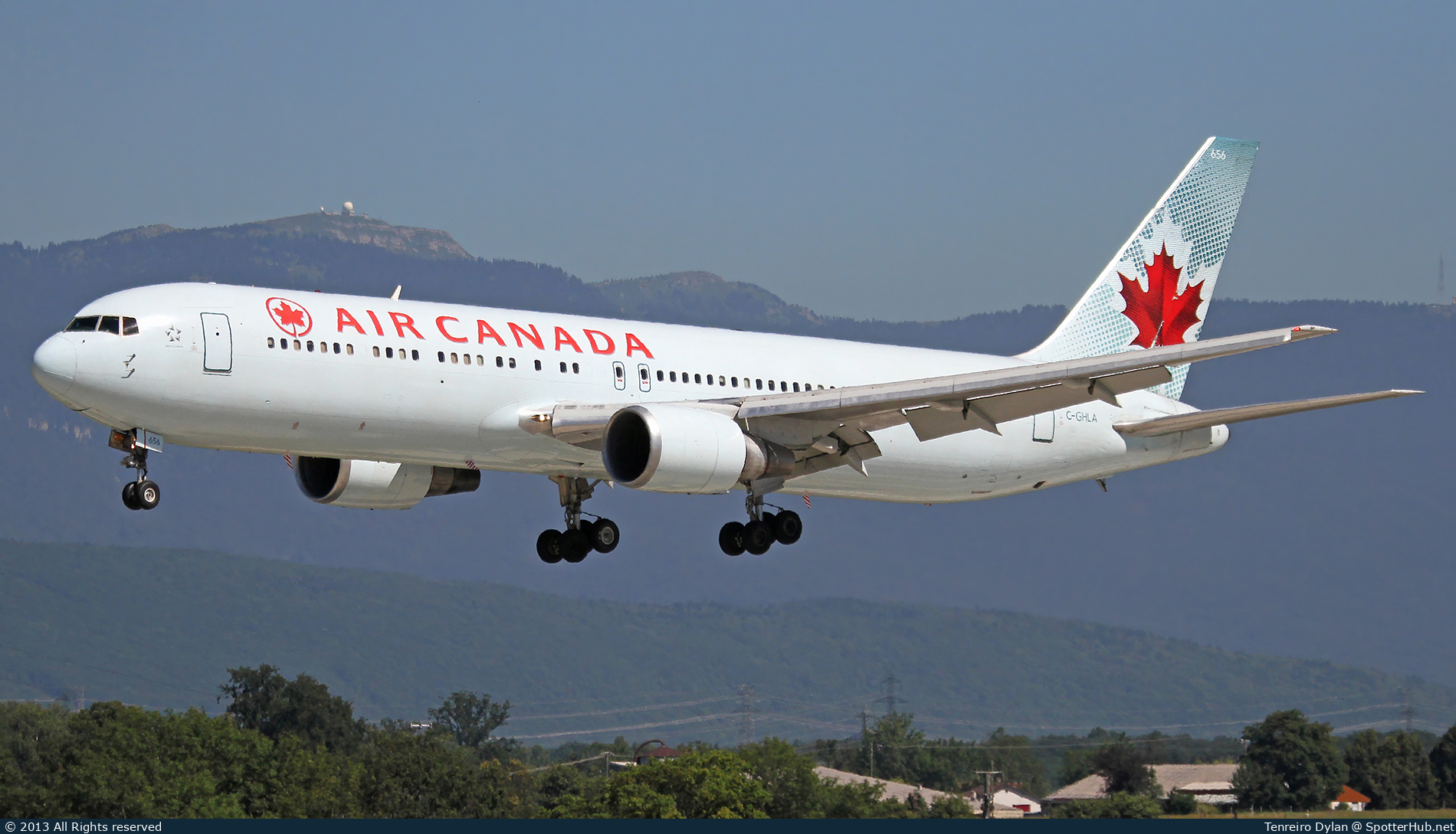 Photo of C-GHLA - Boeing 767-35H(ER) operated by Air Canada