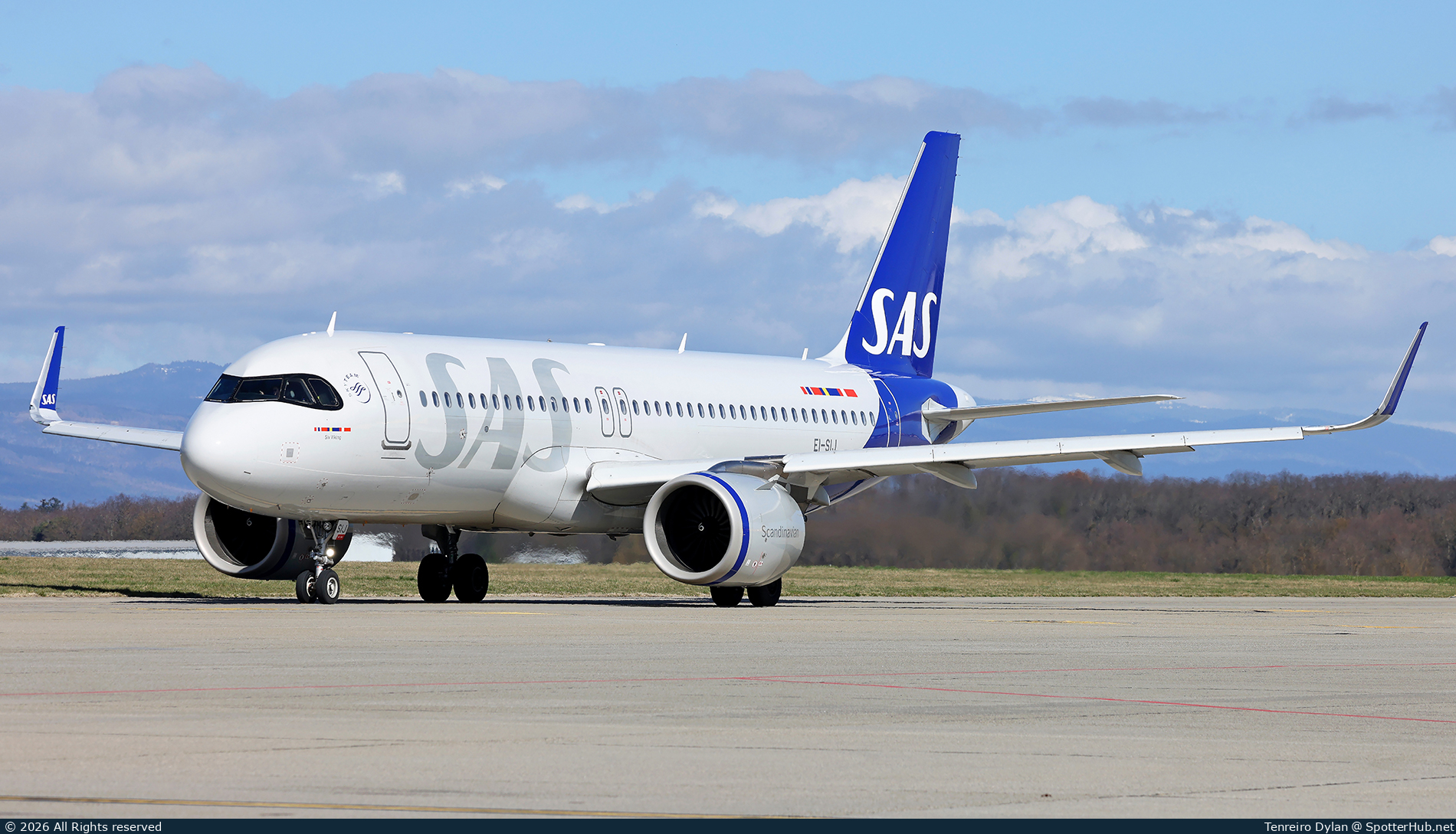 Photo of EI-SIJ - Airbus A320-251N operated by SAS Connect
