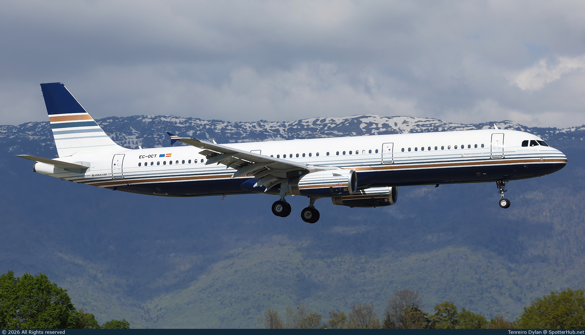 Photo of EC-OCT - Airbus A321-231 operated by Privilege Style