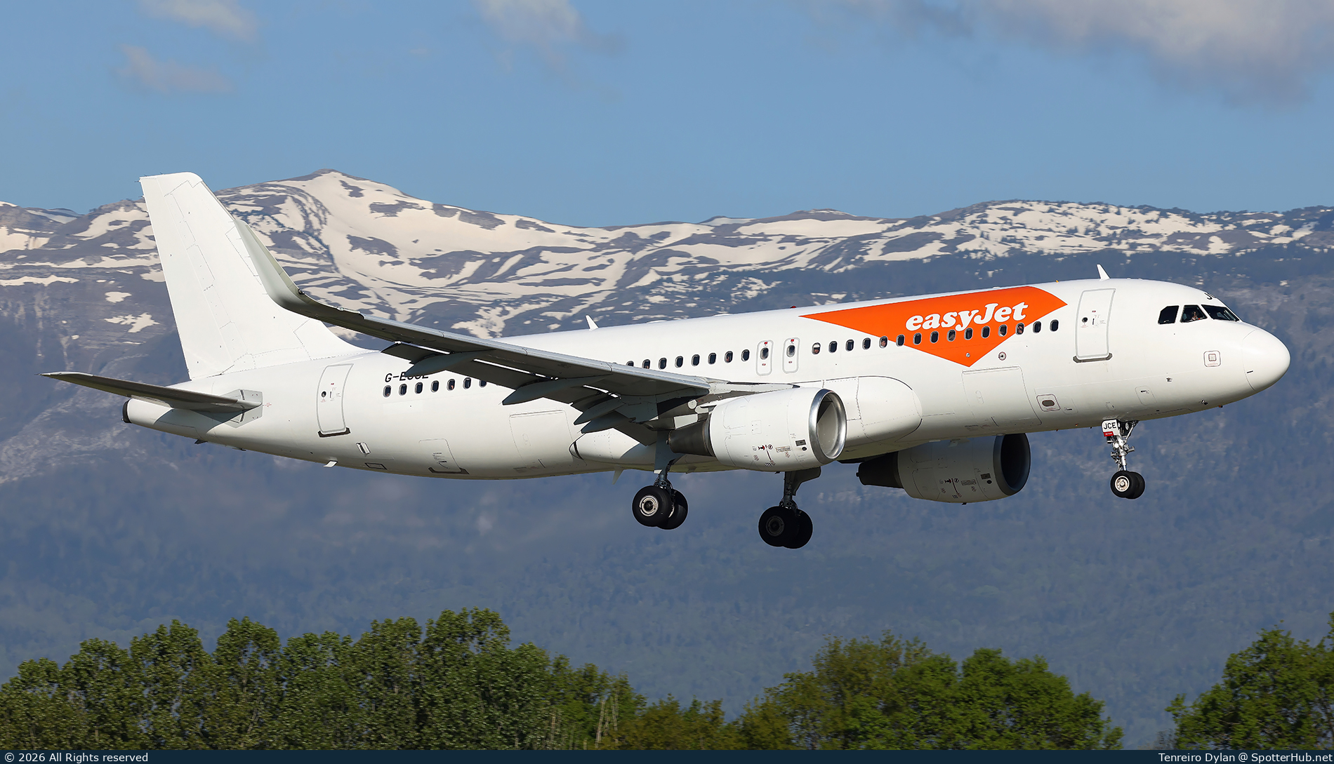 Photo of G-EJCE - Airbus A320-214 operated by easyJet