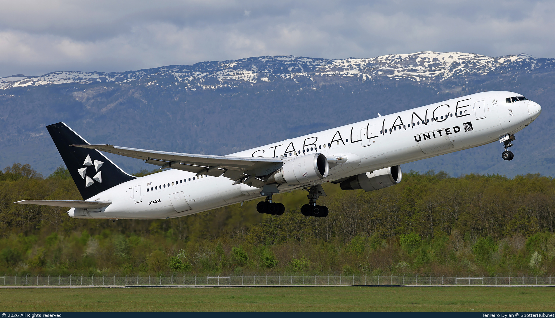 Photo of N76055 - Boeing 767-424(ER) operated by United Airlines