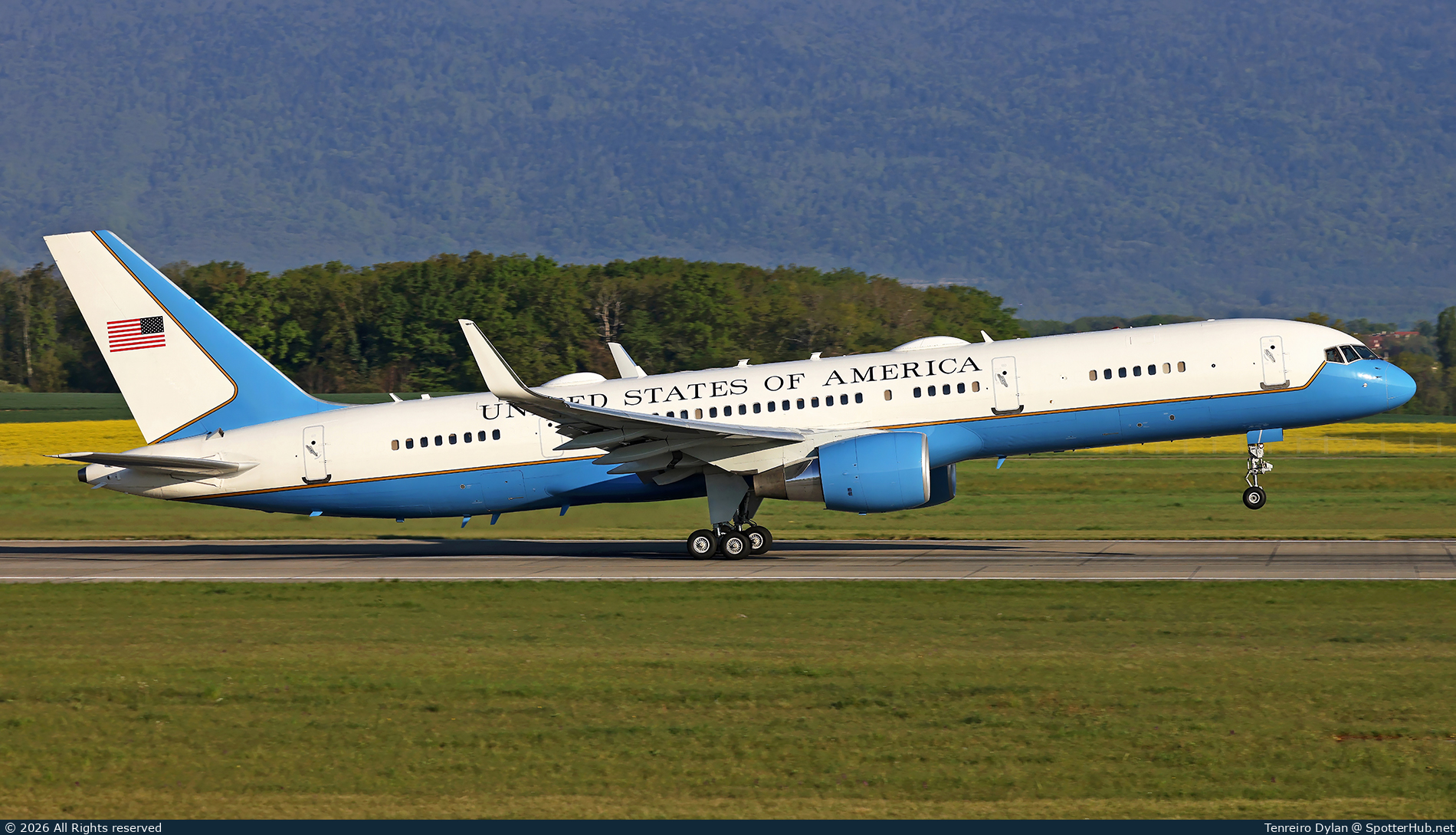 Photo of 99-0004 - Boeing C-32A operated by US Air Force