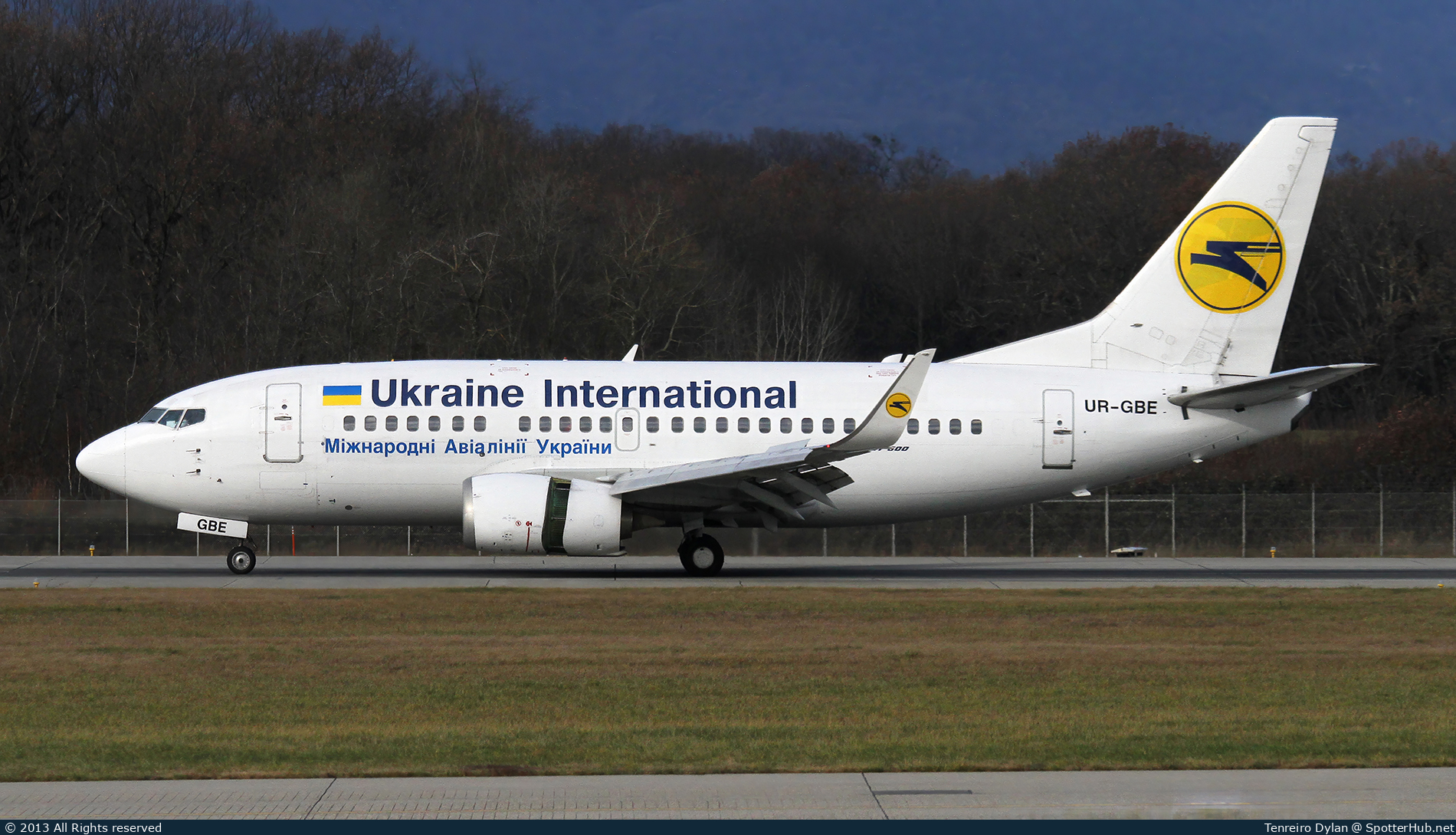 Photo of UR-GBE - Boeing 737-548 operated by Ukraine International Airlines