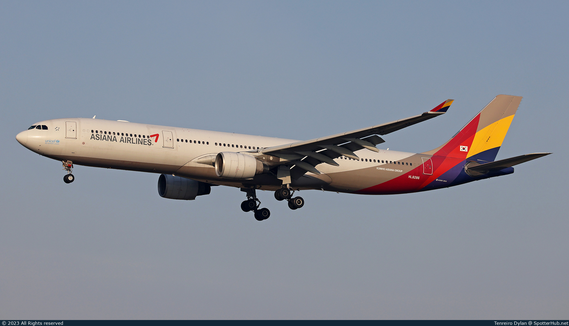 Photo of HL8286 - Airbus A330-323 operated by Asiana Airlines