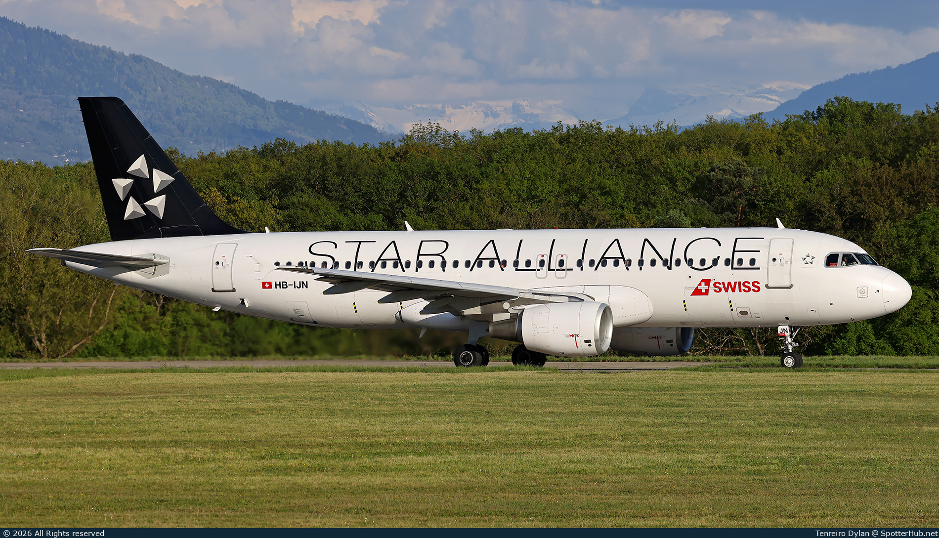 Photo of HB-IJN - Airbus A320-214 operated by Swiss International Air Lines