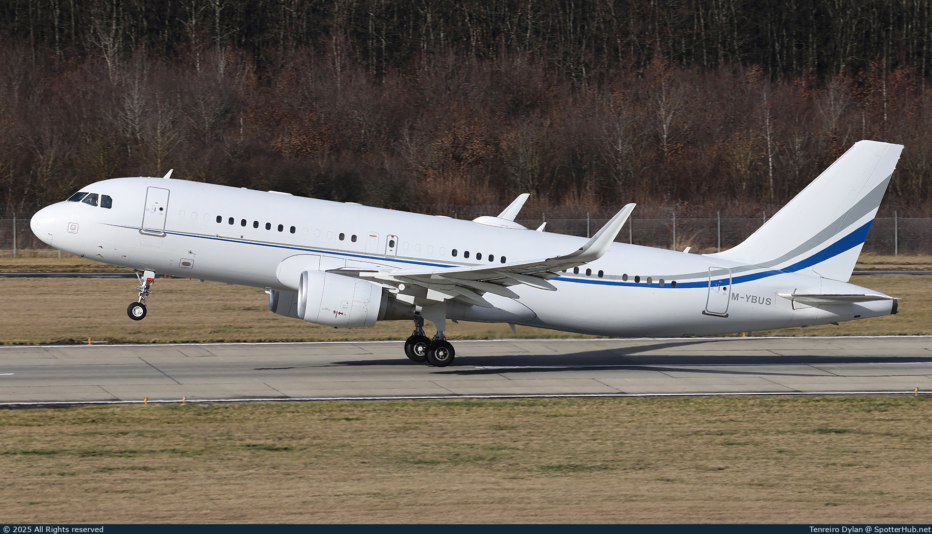 Photo of M-YBUS - Airbus A320-214(CJ) Prestige operated by Prime Aviation
