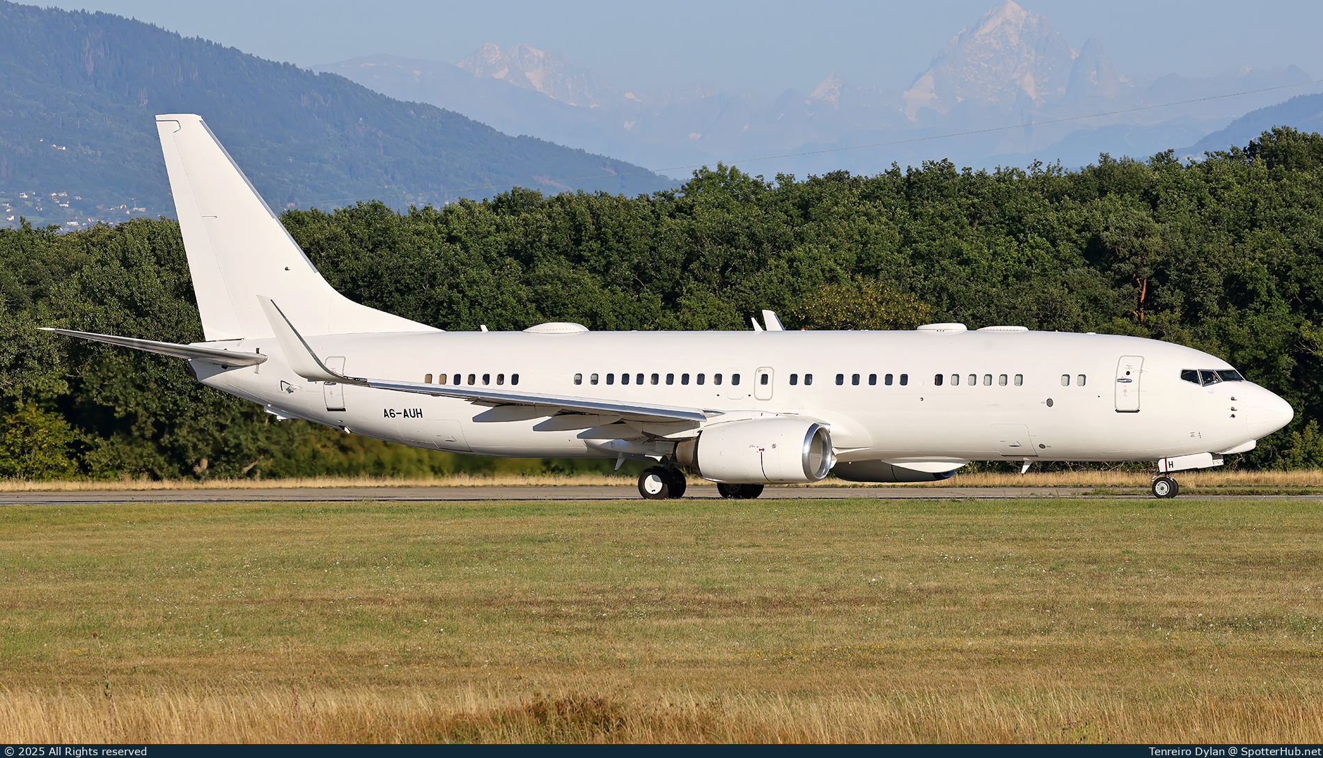 Photo of A6-AUH - Boeing 737-8EF(BBJ2) operated by United Arab Emirates Presidential Flight