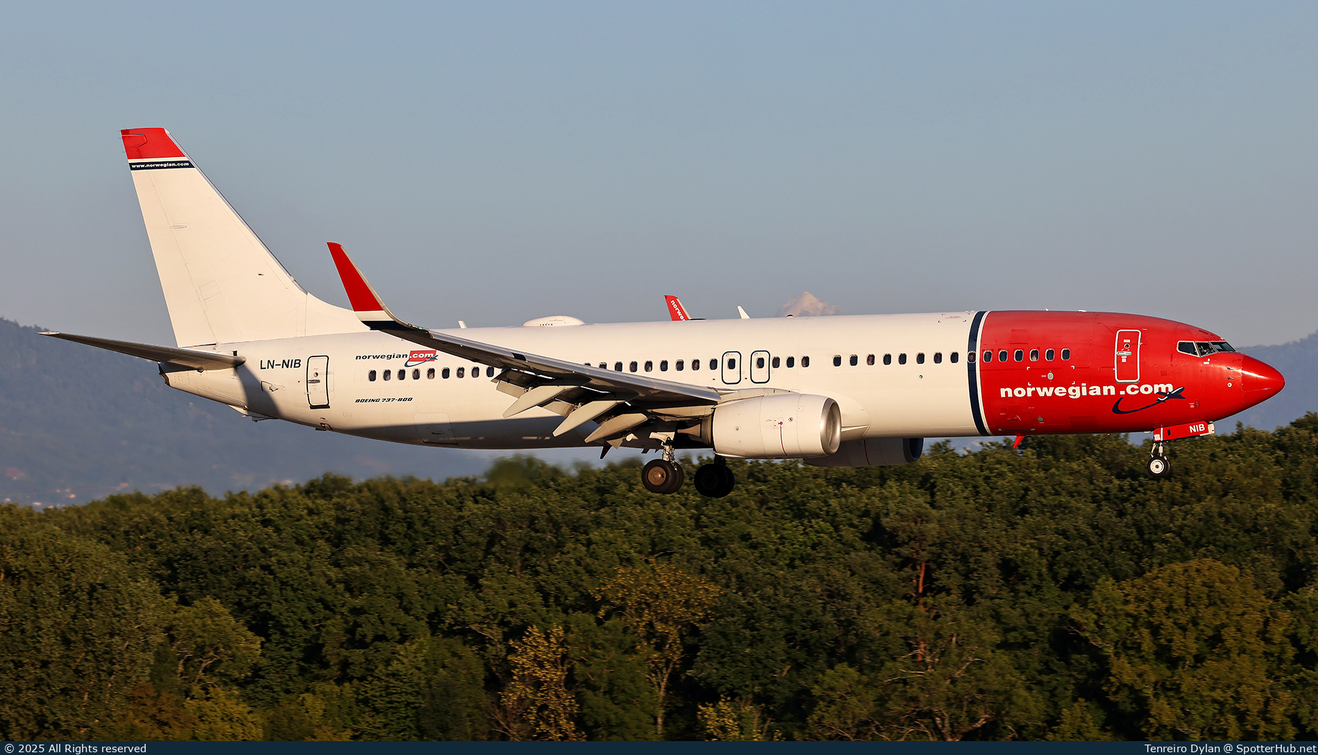 Photo of LN-NIB - Boeing 737-86J operated by Norwegian Air Shuttle