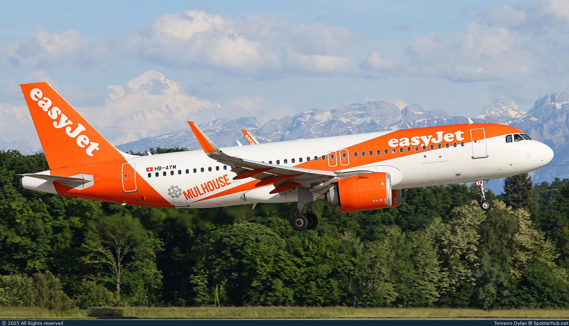 Photo of HB-AYM - Airbus A320-251N operated by easyJet Switzerland