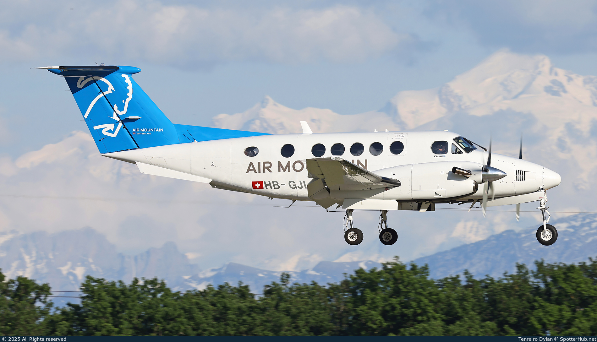 Photo of HB-GJI - Beechcraft 200 Super King Air operated by Air Mountain