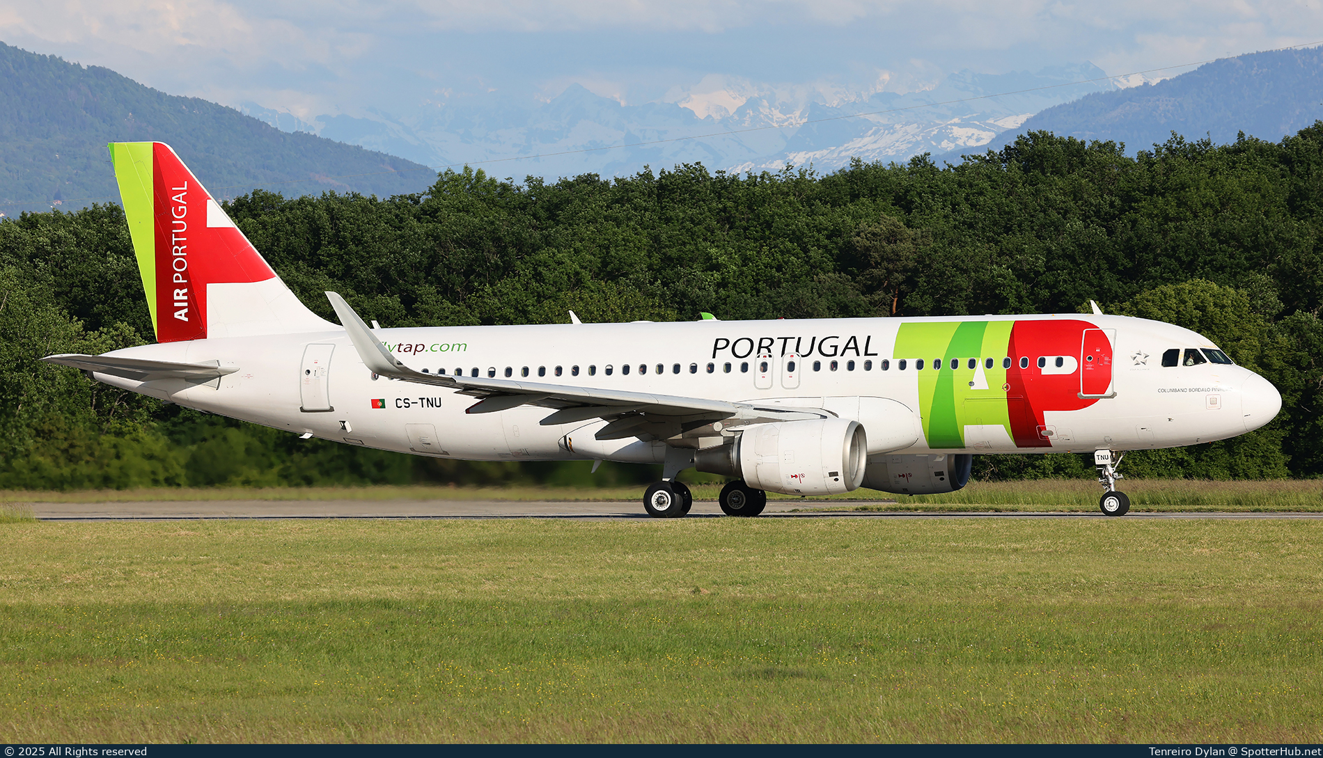 Photo of CS-TNU - Airbus A320-214 operated by TAP Air Portugal
