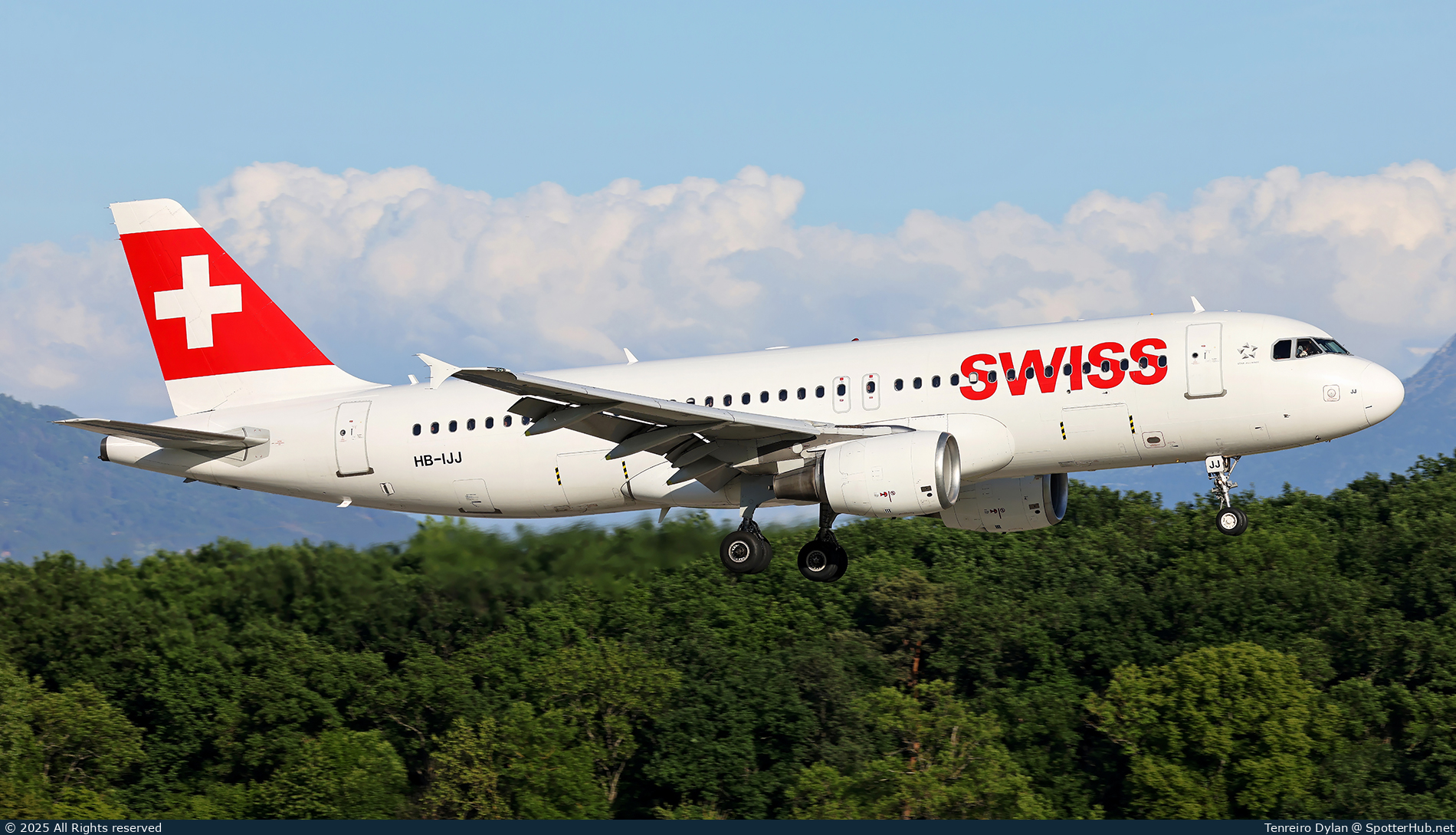 Photo of HB-IJJ - Airbus A320-214 operated by Swiss International Air Lines