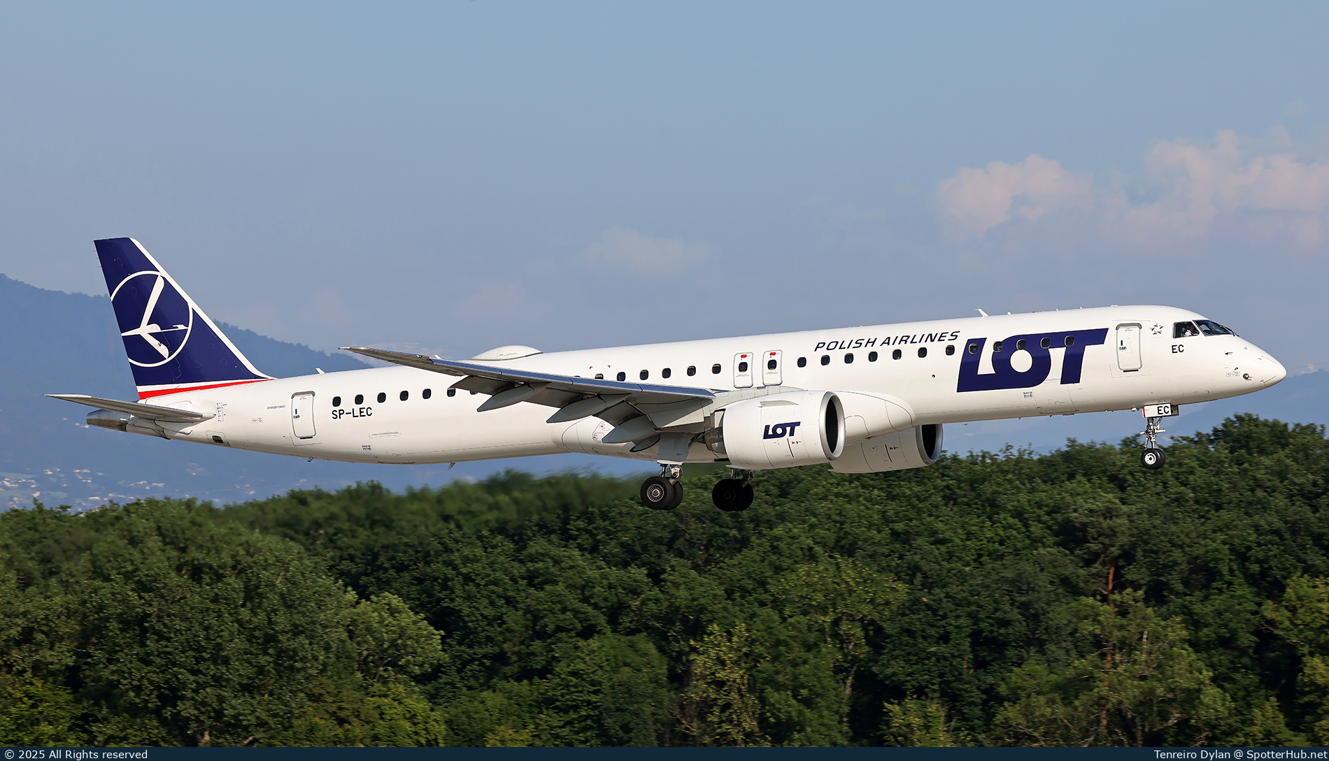 Photo of SP-LEC - Embraer ERJ-195-E2 operated by LOT Polish Airlines