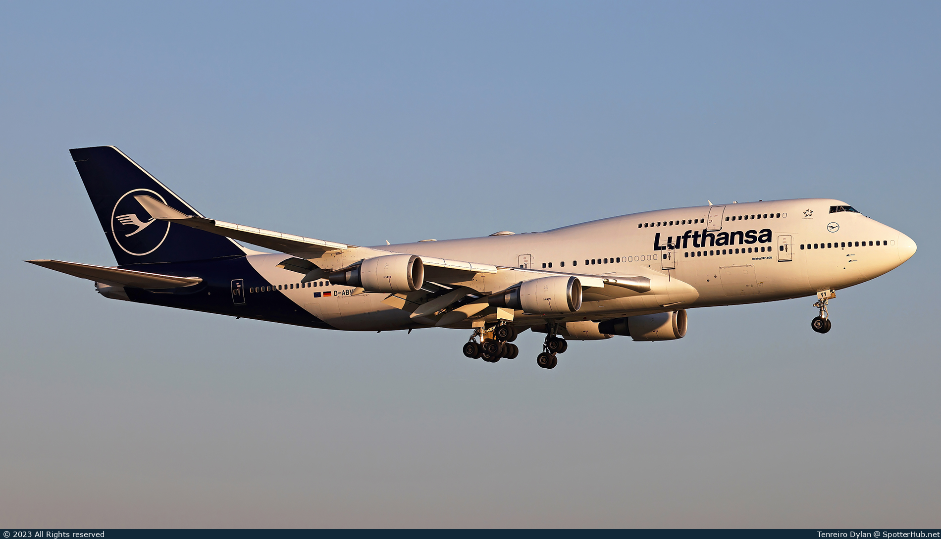 Photo of D-ABVY - Boeing 747-430 operated by Lufthansa