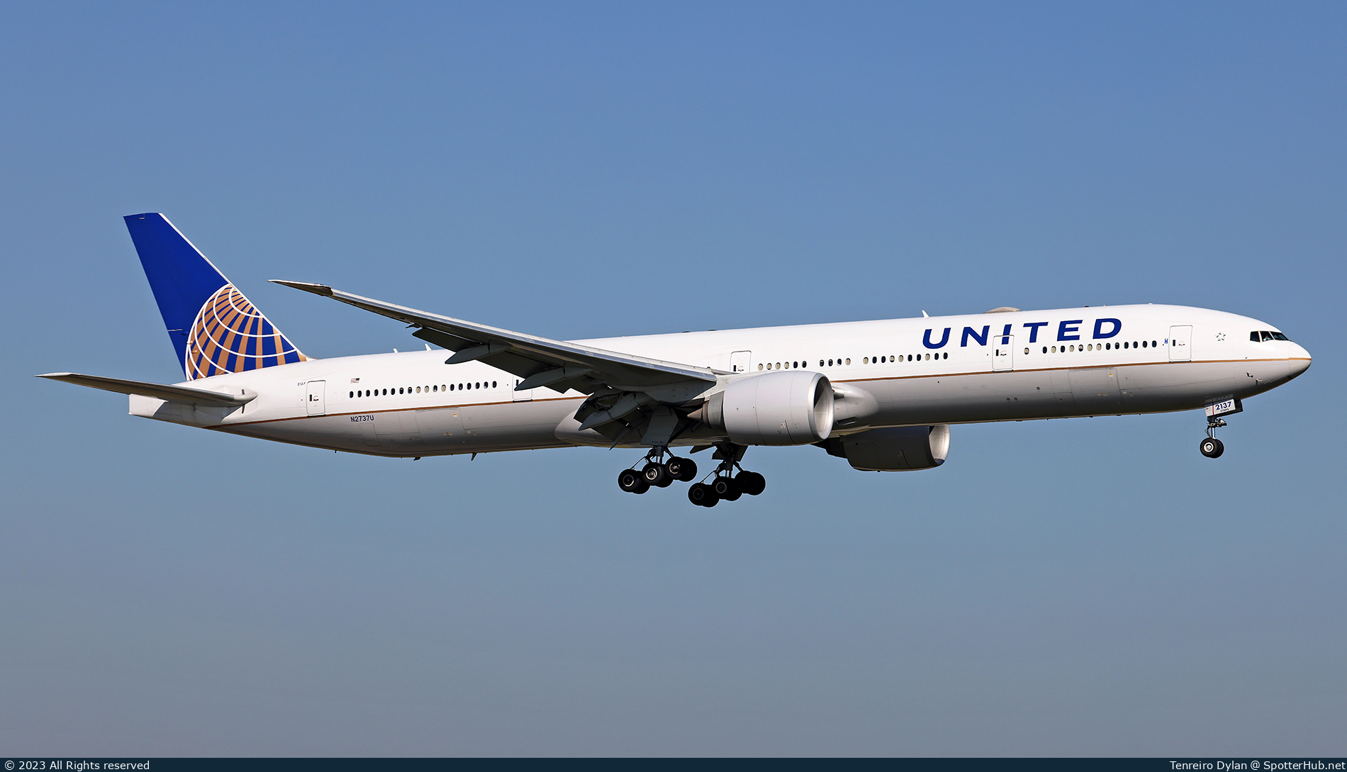 Photo of N2737U - Boeing 777-322(ER) operated by United Airlines