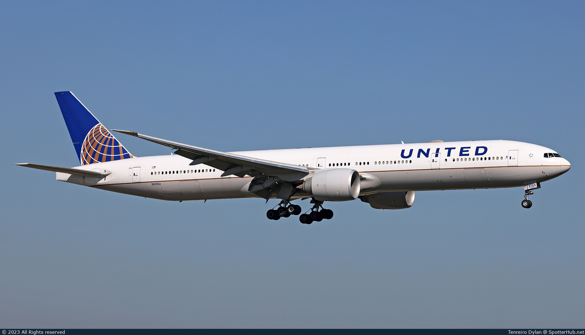 Photo of N2135U - Boeing 777-322(ER) operated by United Airlines
