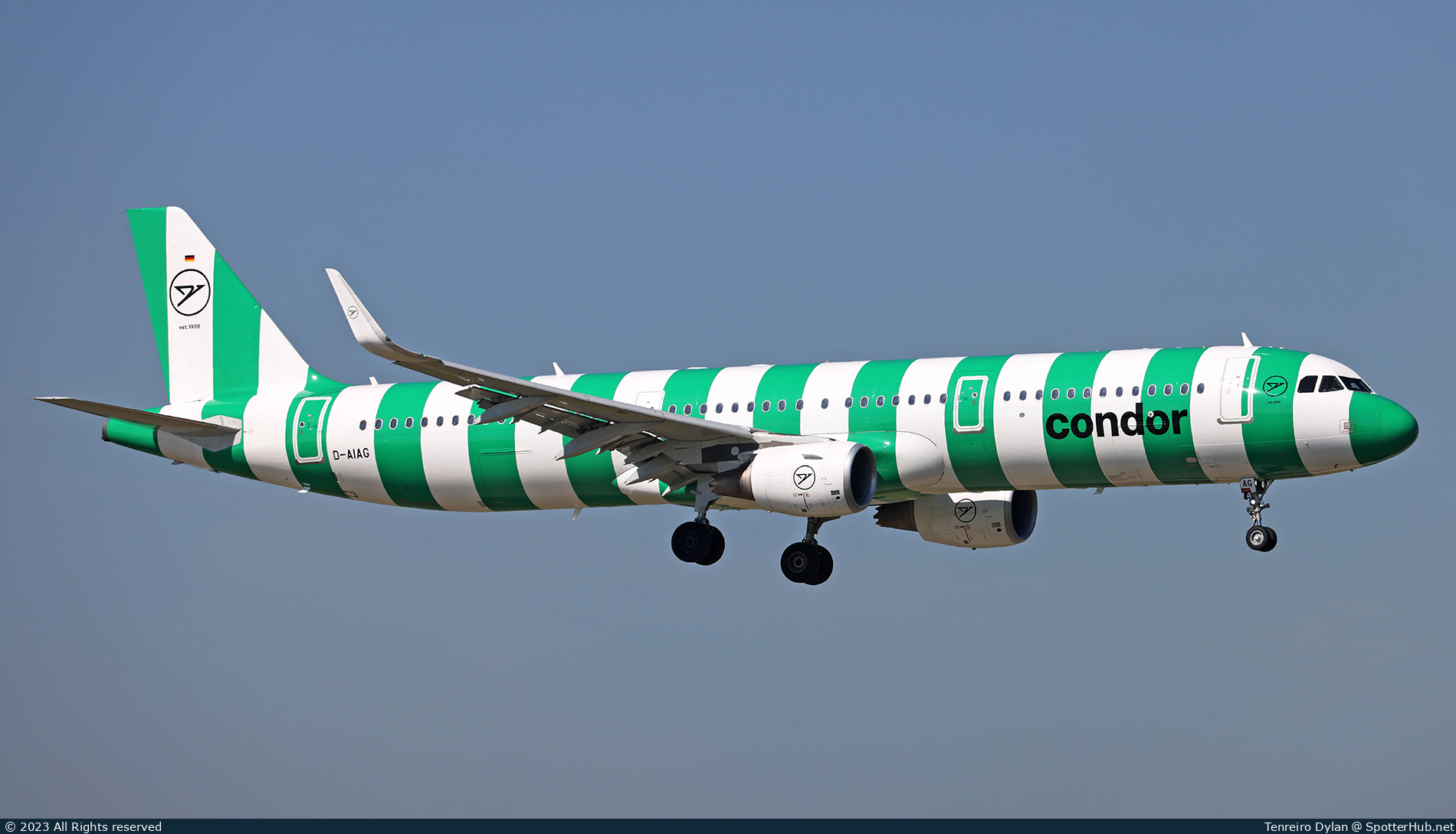 Photo of D-AIAG - Airbus A321-211 operated by Condor