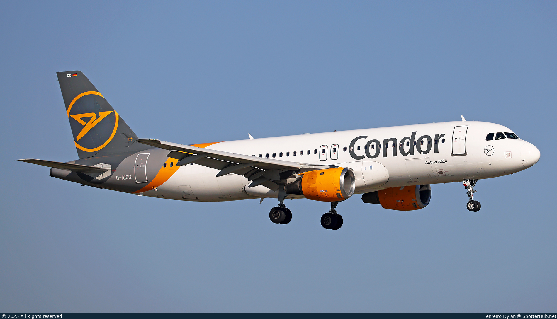 Photo of D-AICG - Airbus A320-212 operated by Condor