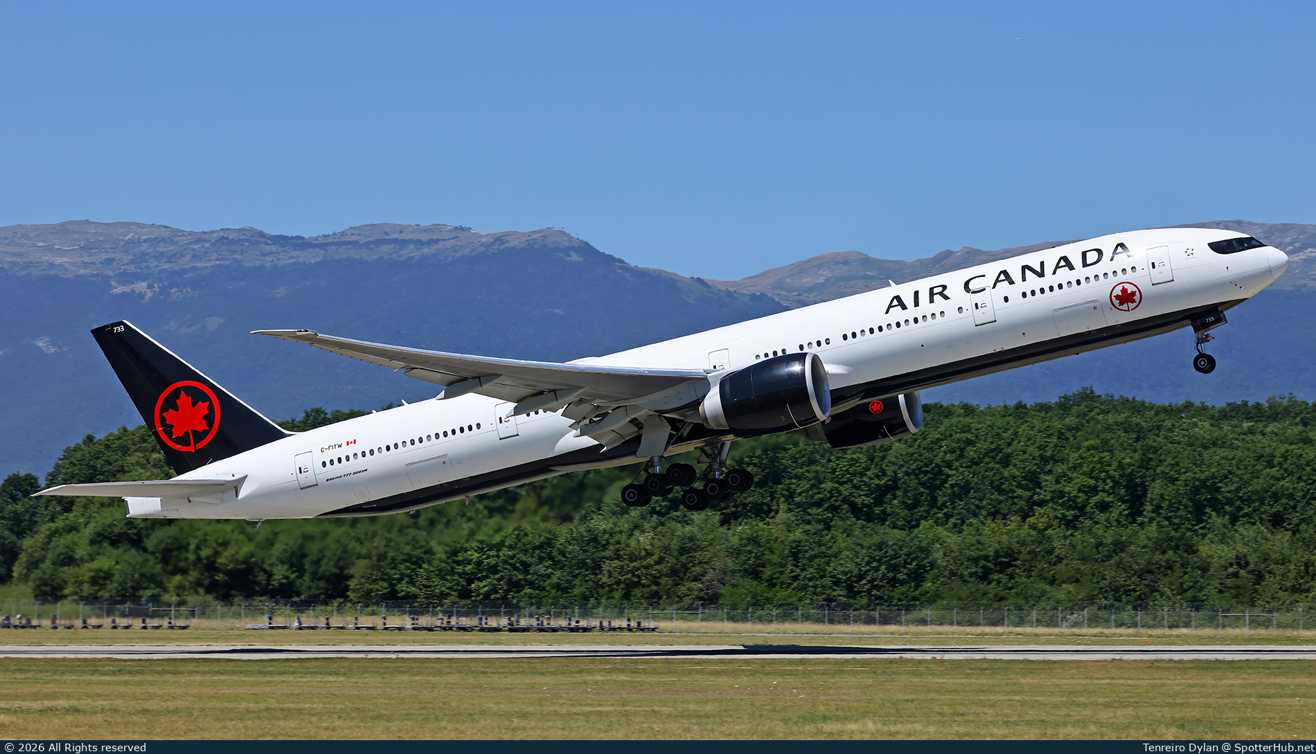 Photo of C-FITW - Boeing 777-333(ER) operated by Air Canada