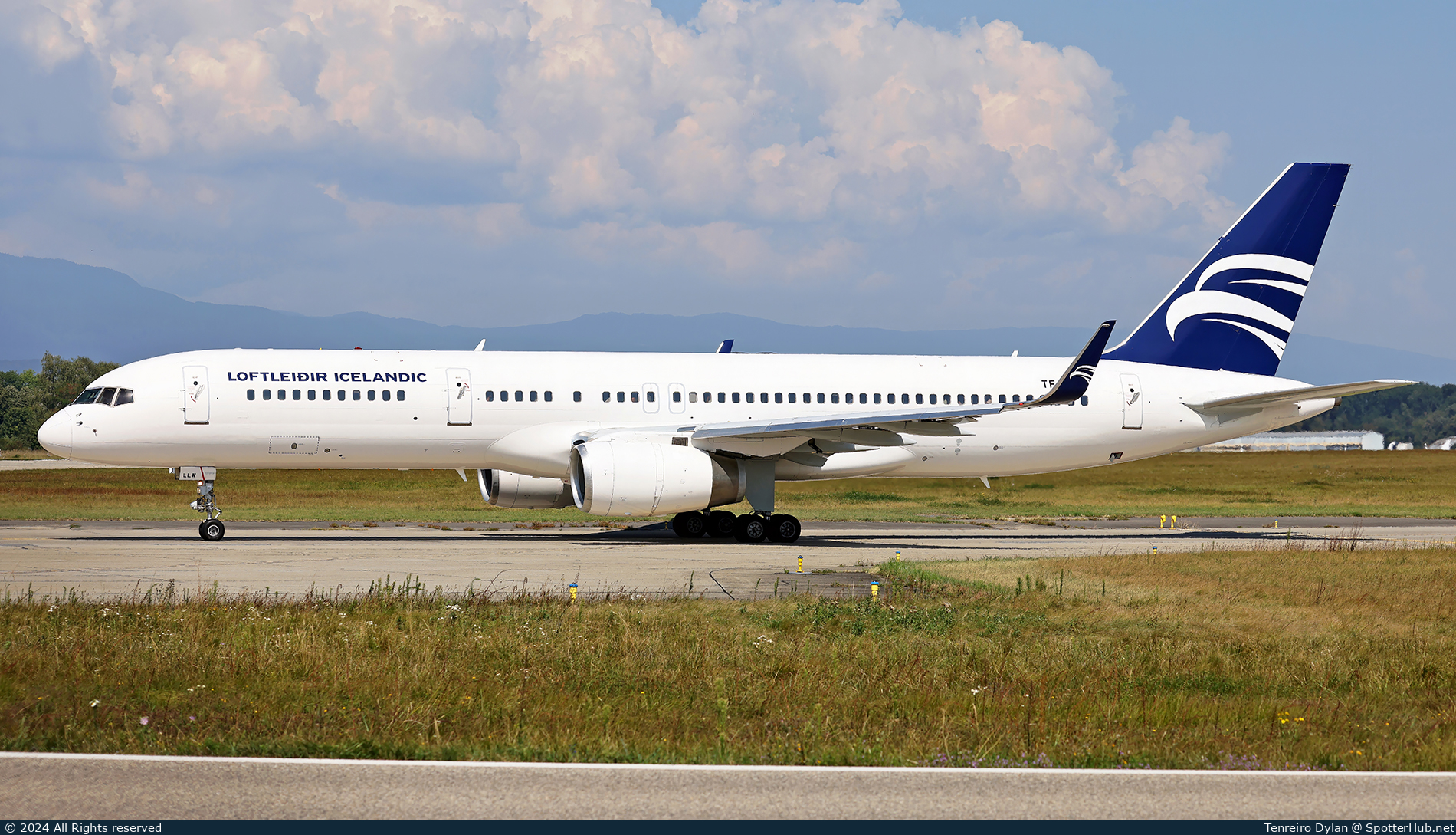 Photo of TF-LLW - Boeing 757-223 operated by Loftleiðir Icelandic