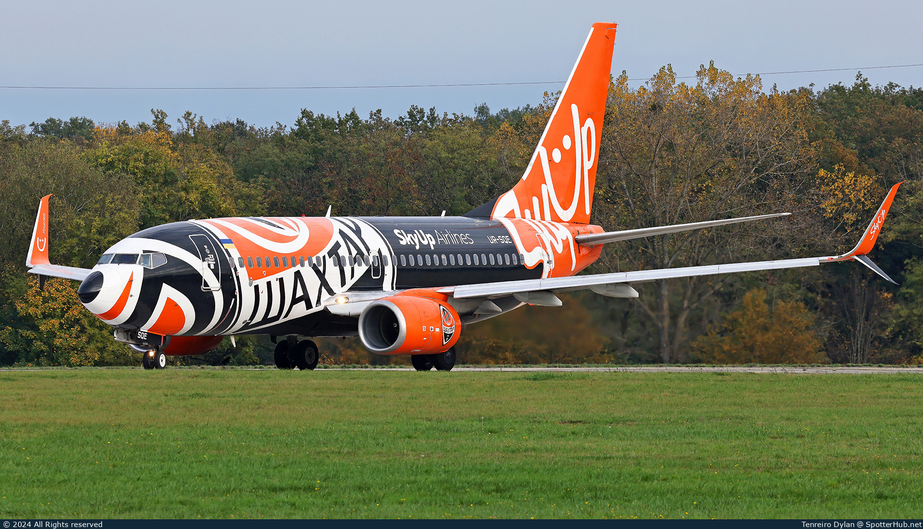 Photo of UR-SQE - Boeing 737-75C operated by SkyUp Airlines