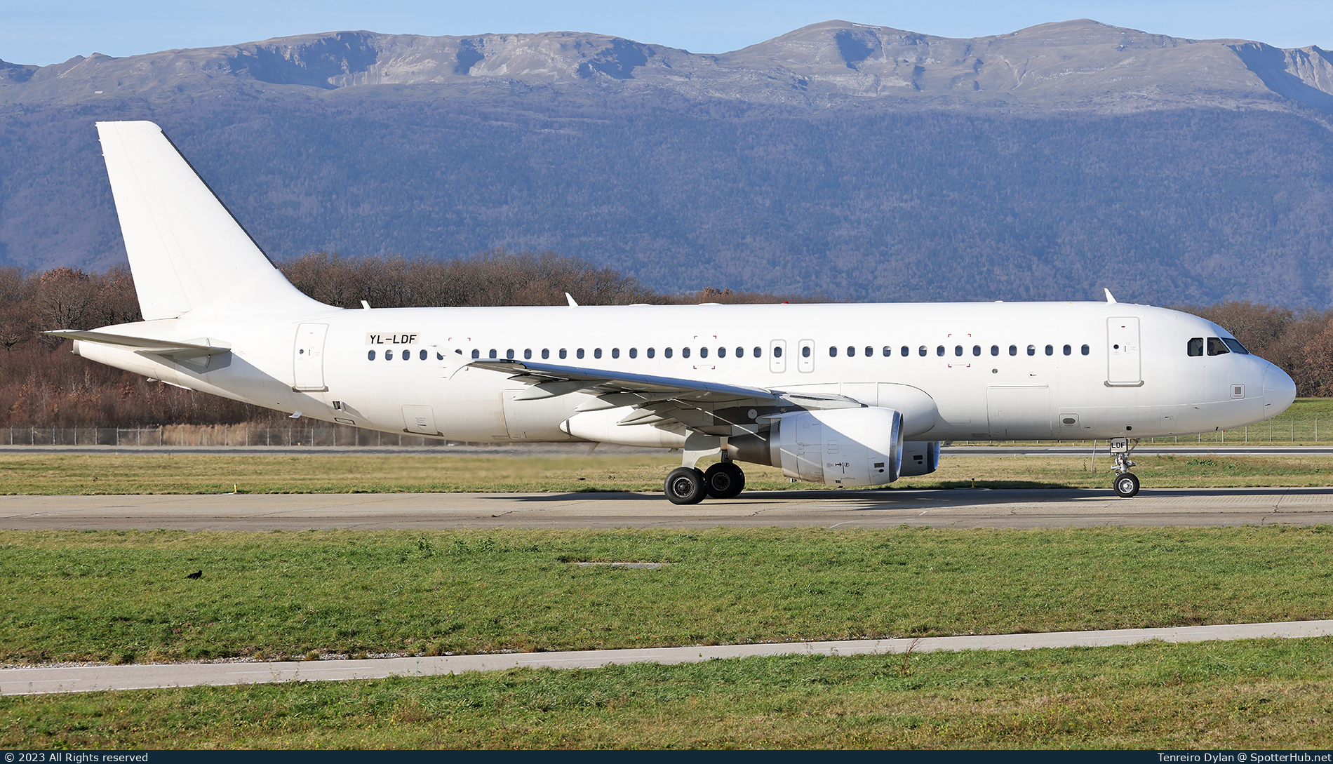 Photo of YL-LDF - Airbus A320-214 operated by SmartLynx Airlines