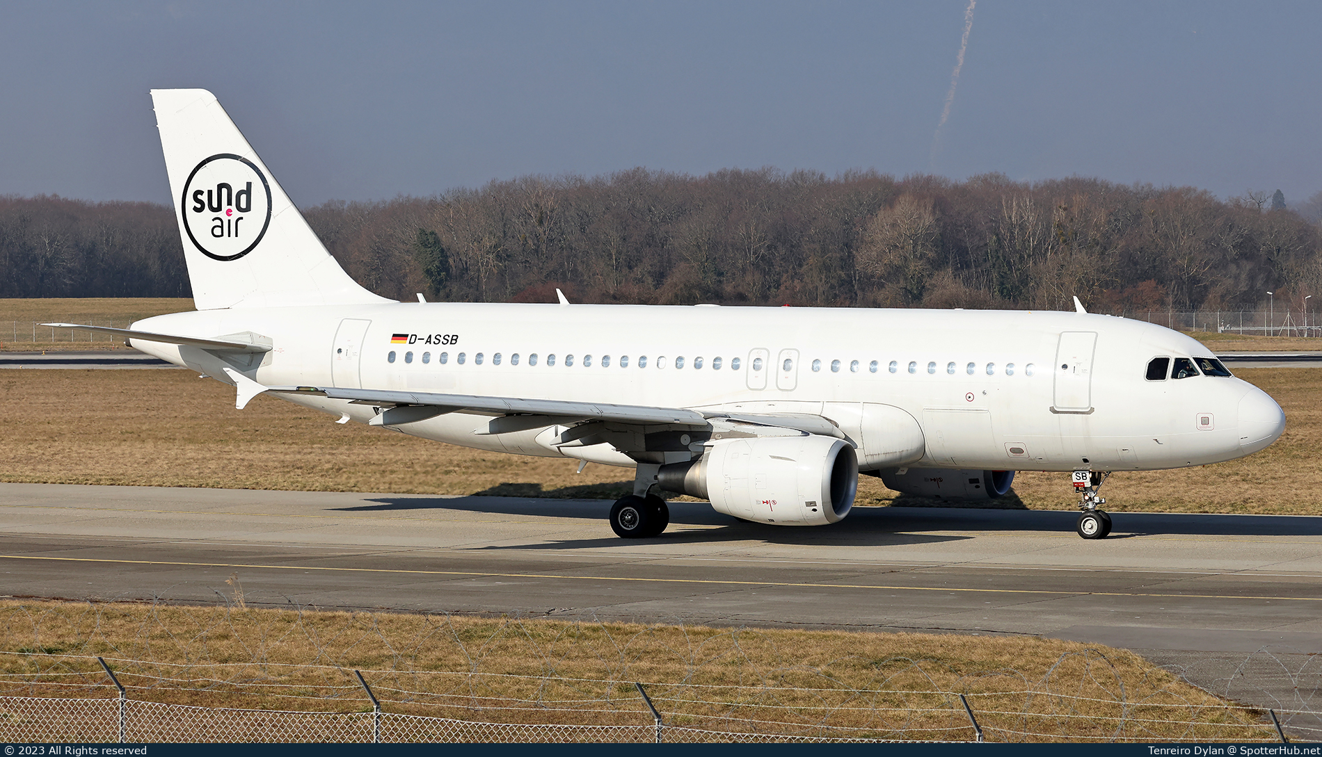 Photo of D-ASSB - Airbus A319-112 operated by Sundair