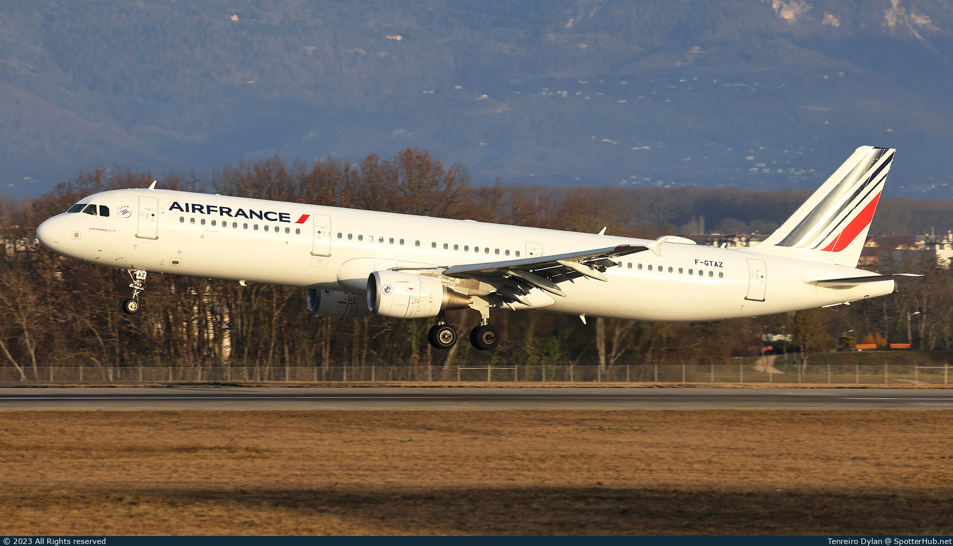 Photo of F-GTAZ - Airbus A321-212 operated by Air France