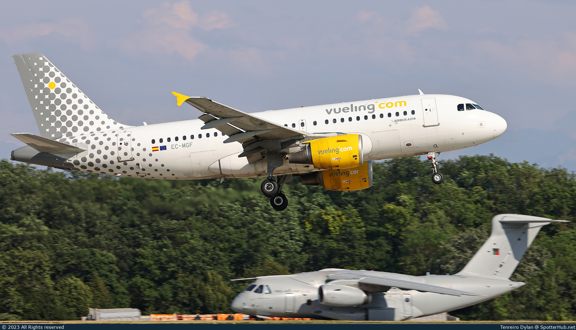 Photo of EC-MGF - Airbus A319-112 operated by Vueling