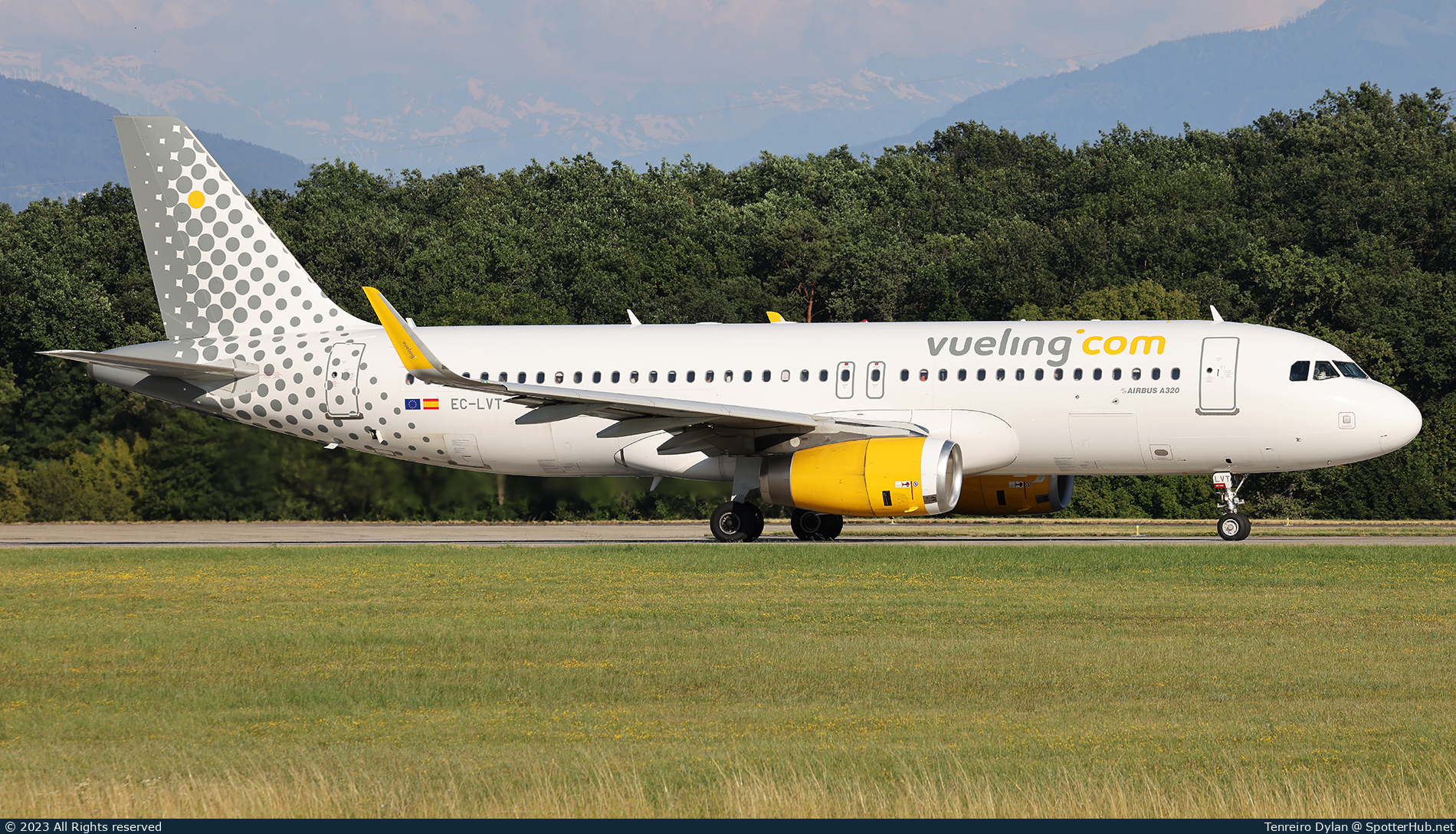 Photo of EC-LVT - Airbus A320-232 operated by Vueling