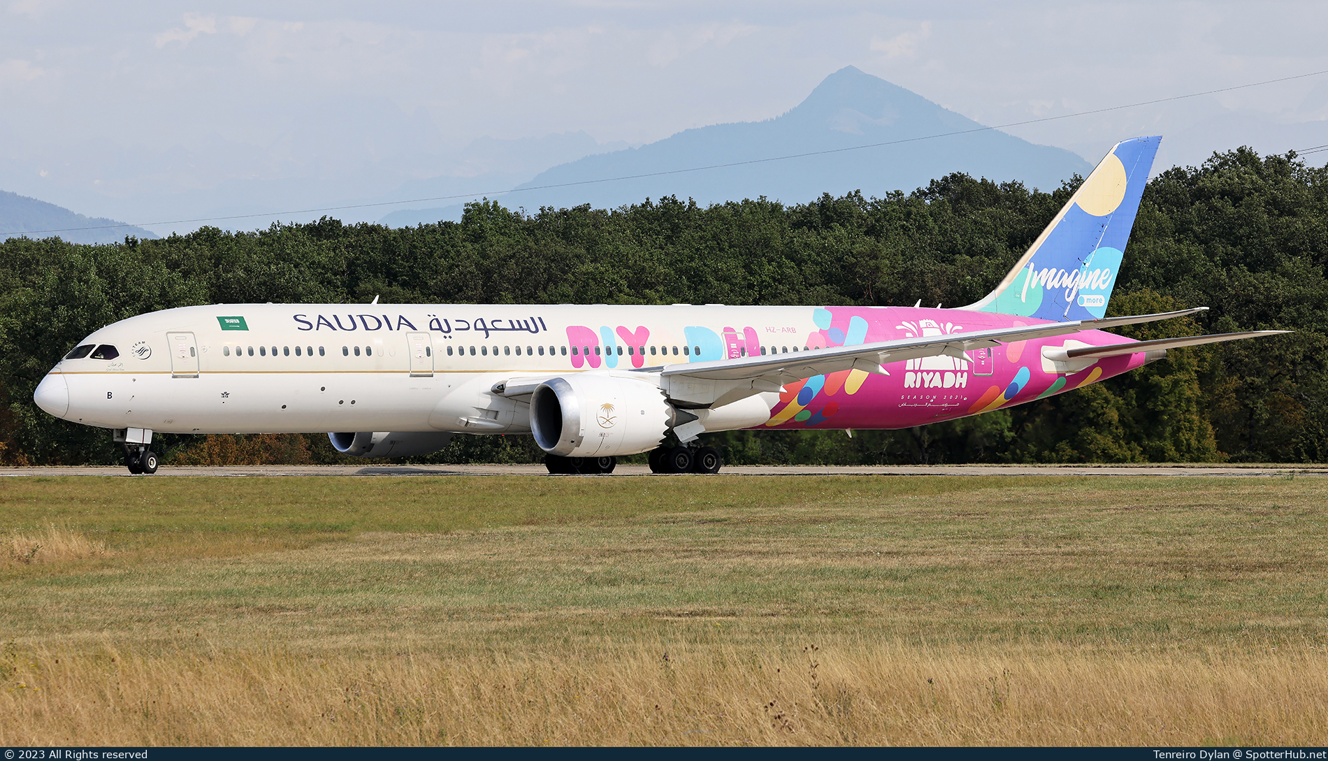 Photo of HZ-ARB - Boeing 787-9 Dreamliner operated by Saudia