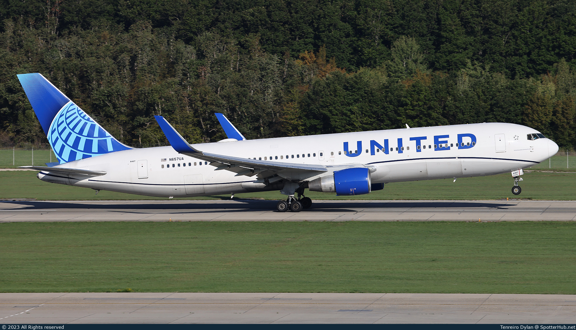 Photo of N657UA - Boeing 767-322(ER) operated by United Airlines