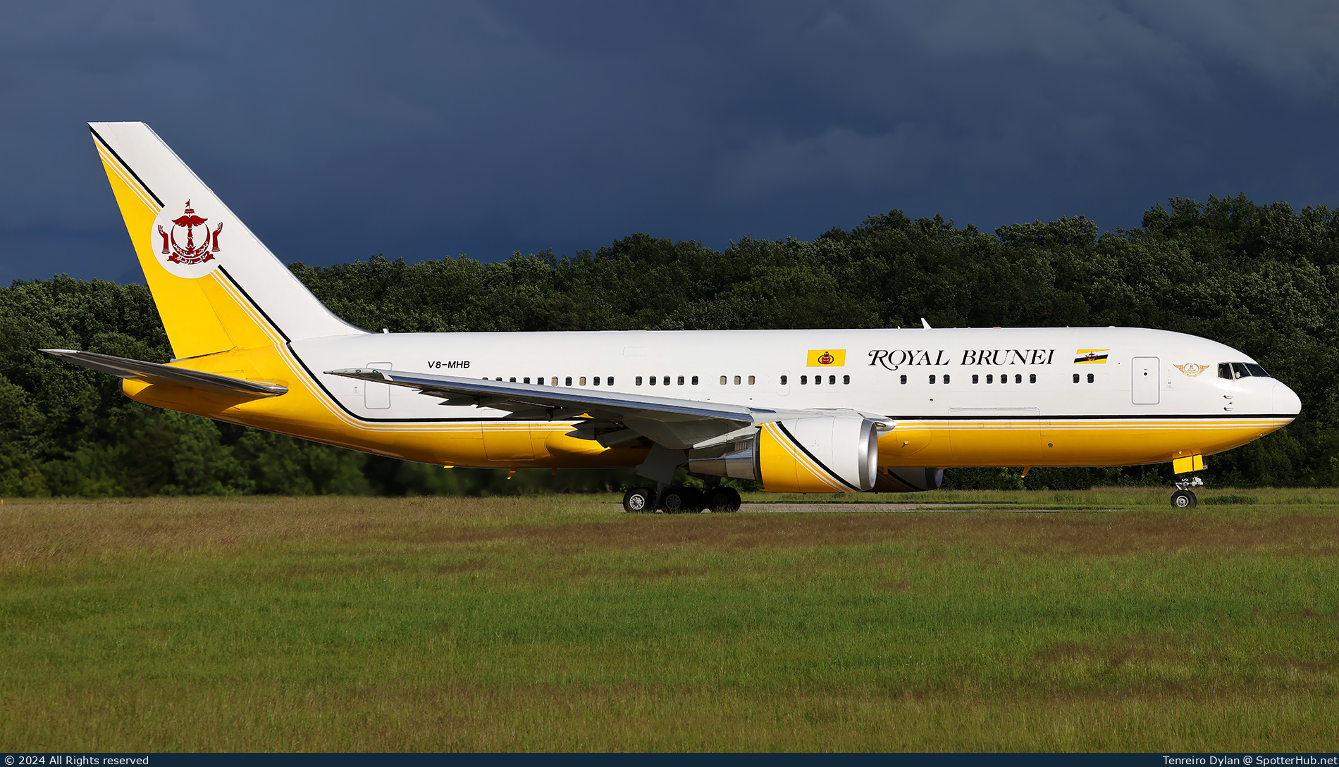 Photo of V8-MHB - Boeing 767-27G(ER) operated by Brunei Royal Flight