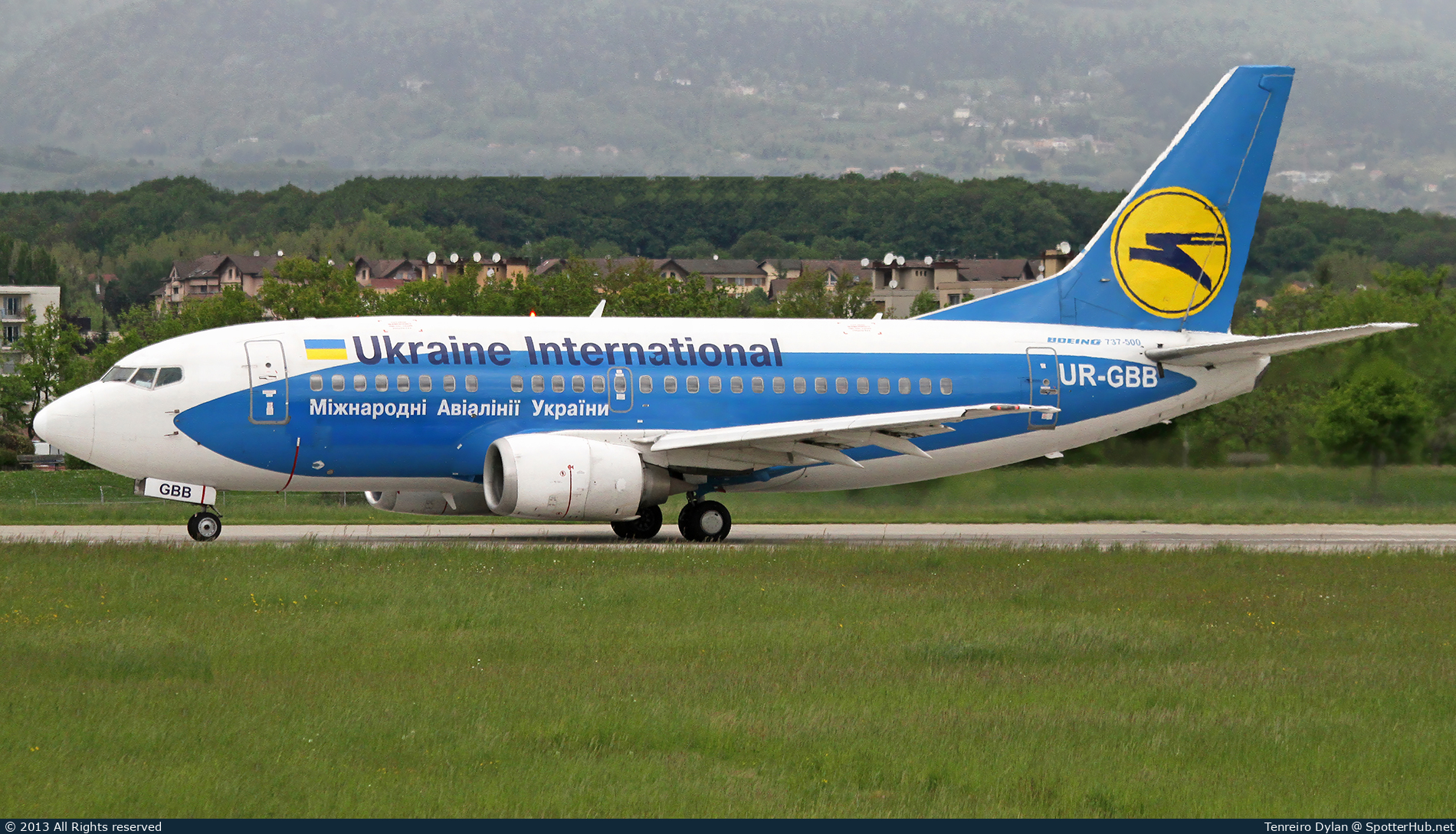 Photo of UR-GBB - Boeing 737-5L9 operated by Ukraine International Airlines