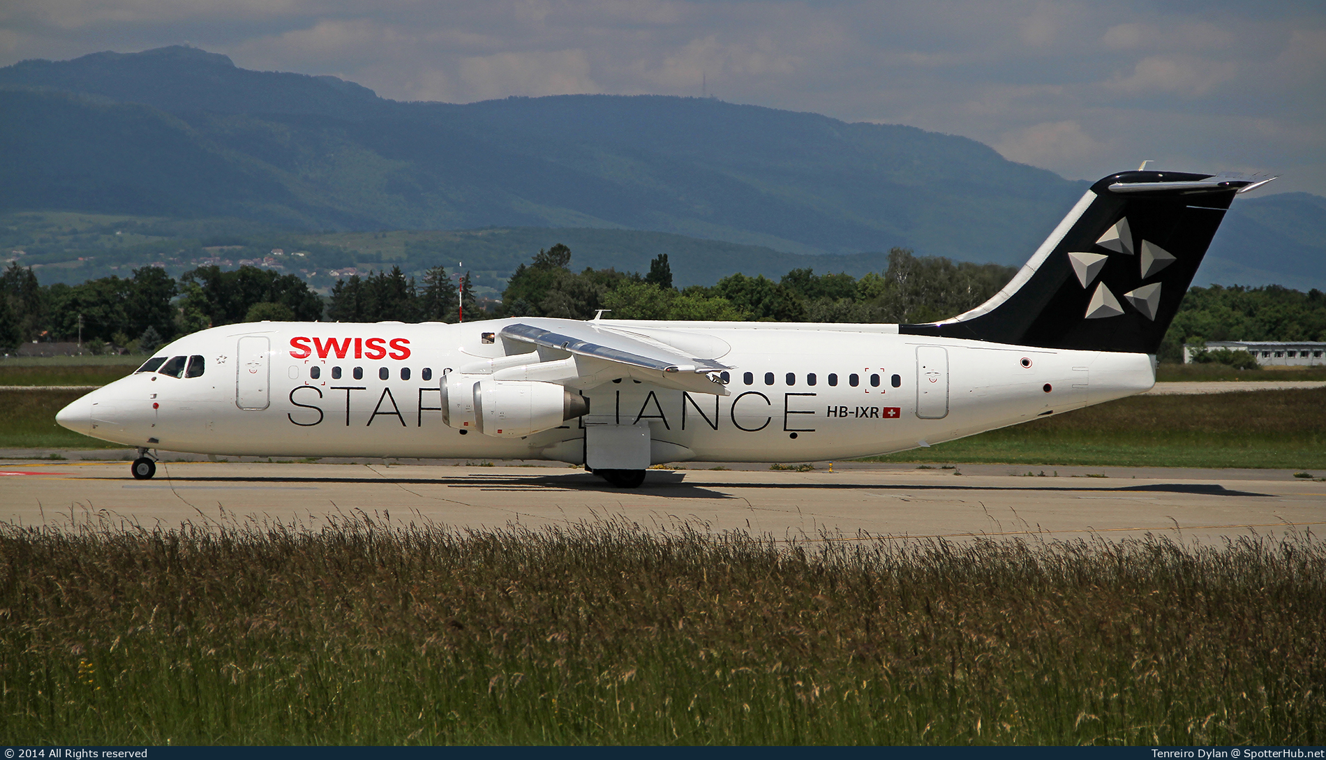 Photo of HB-IXR - British Aerospace Avro RJ100 operated by Swiss International Air Lines