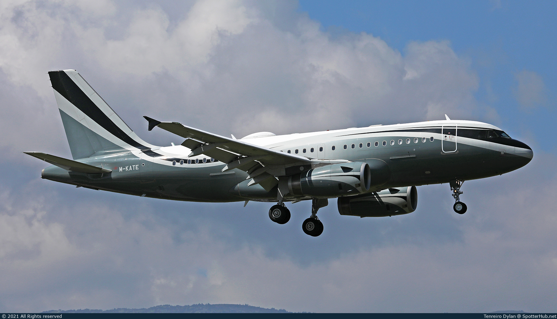 Photo of M-KATE - Airbus A319-133(CJ) operated by TAG Aviation UK