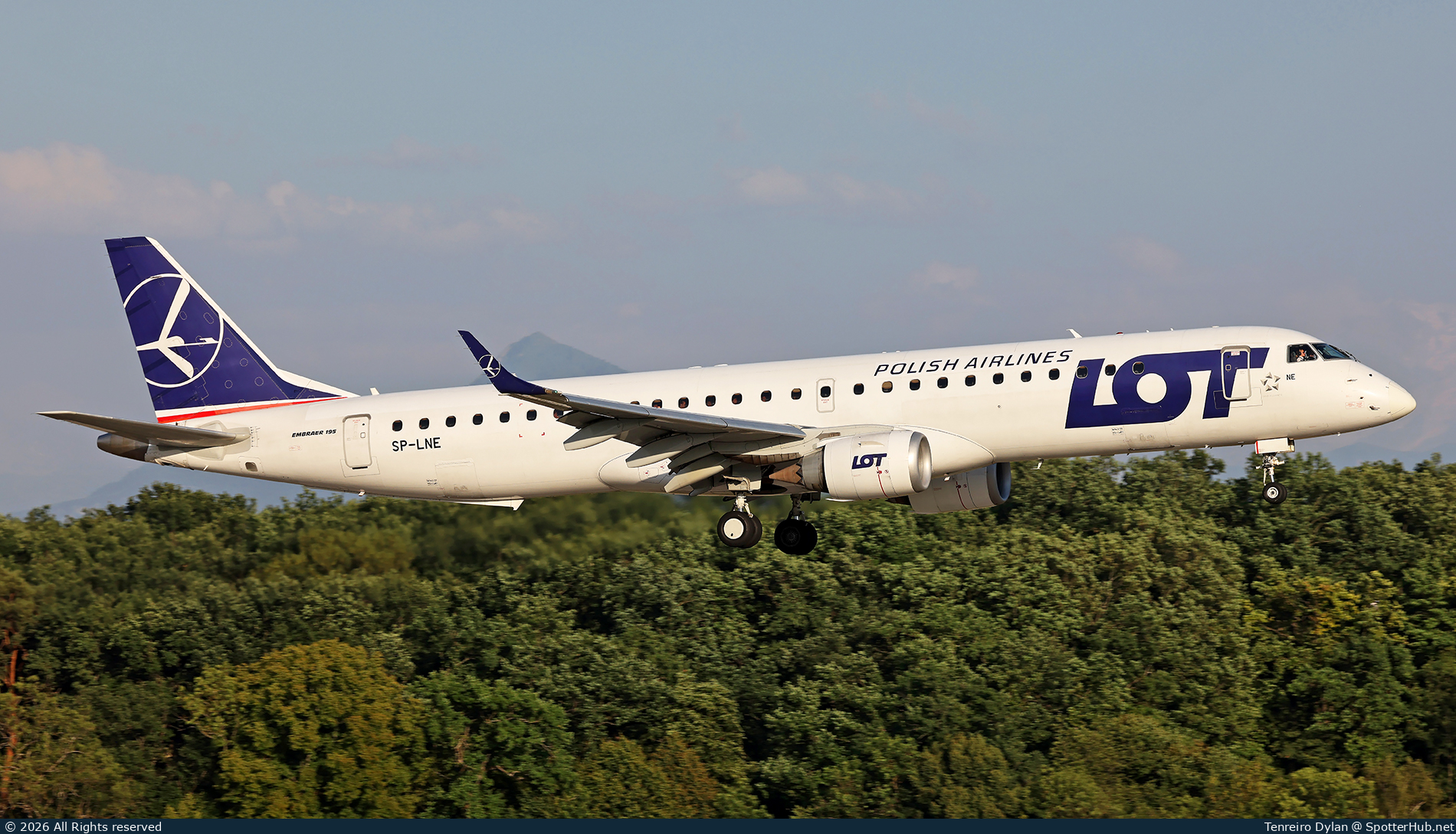 Photo of SP-LNE - Embraer ERJ-195LR operated by LOT Polish Airlines