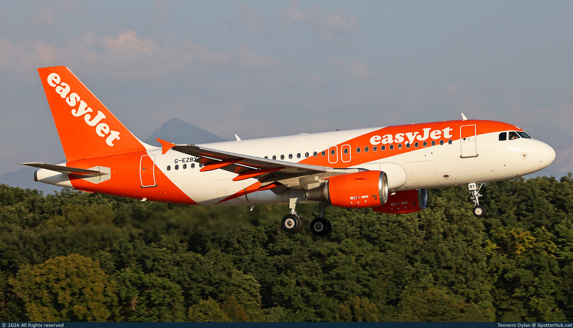 Photo of G-EZBY - Airbus A319-111 operated by easyJet