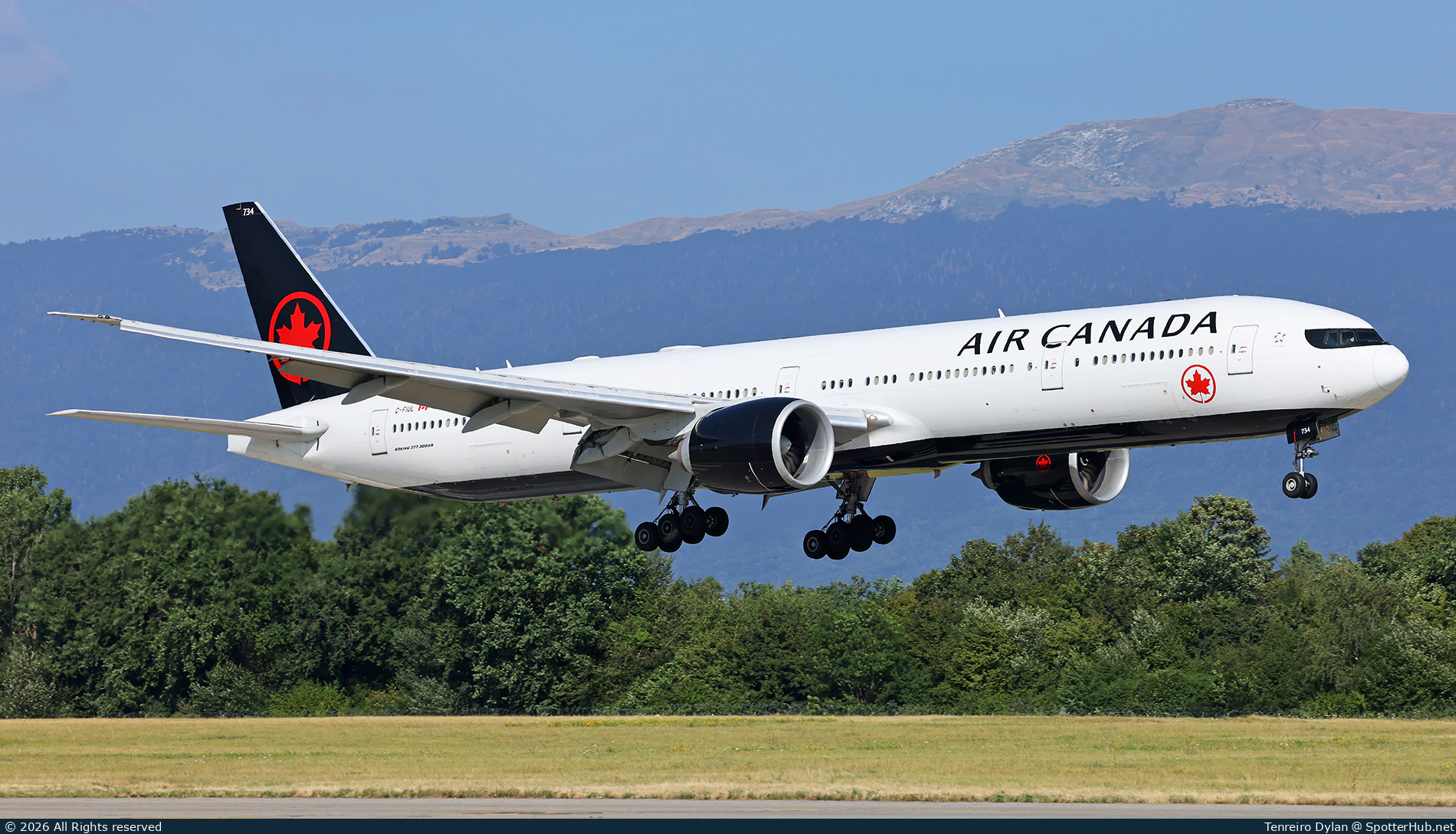 Photo of C-FIUL - Boeing 777-333(ER) operated by Air Canada