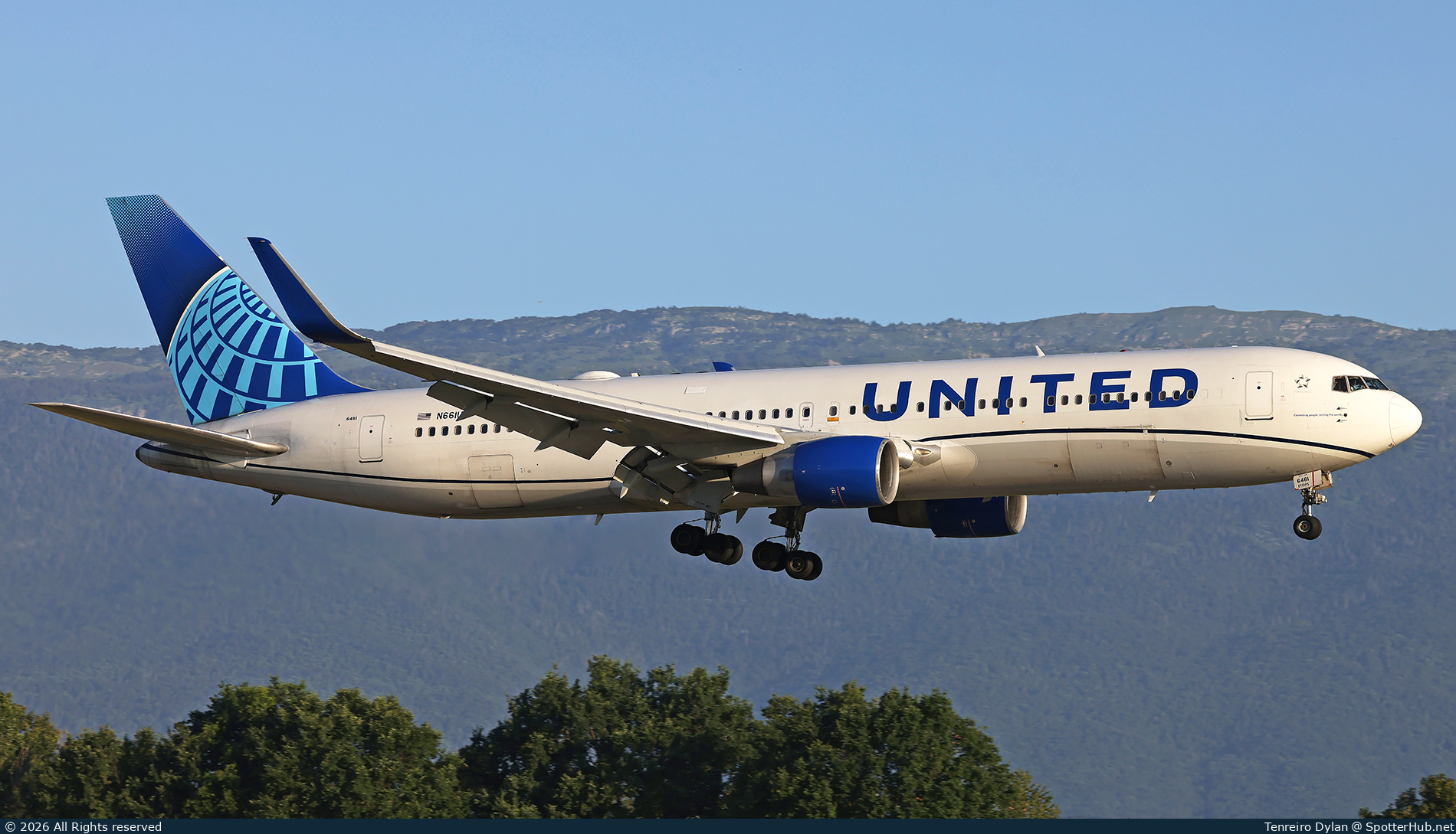 Photo of N661UA - Boeing 767-322(ER) operated by United Airlines