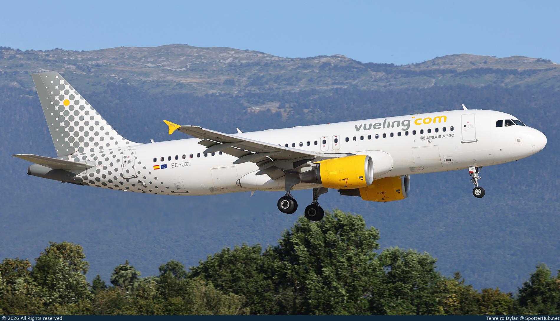 Photo of EC-JZI - Airbus A320-214 operated by Vueling