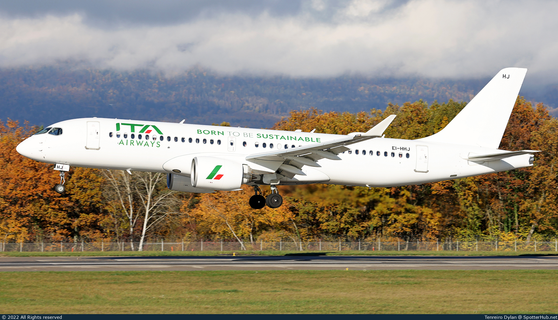 Photo of EI-HHJ - Airbus A220-300 operated by ITA Airways