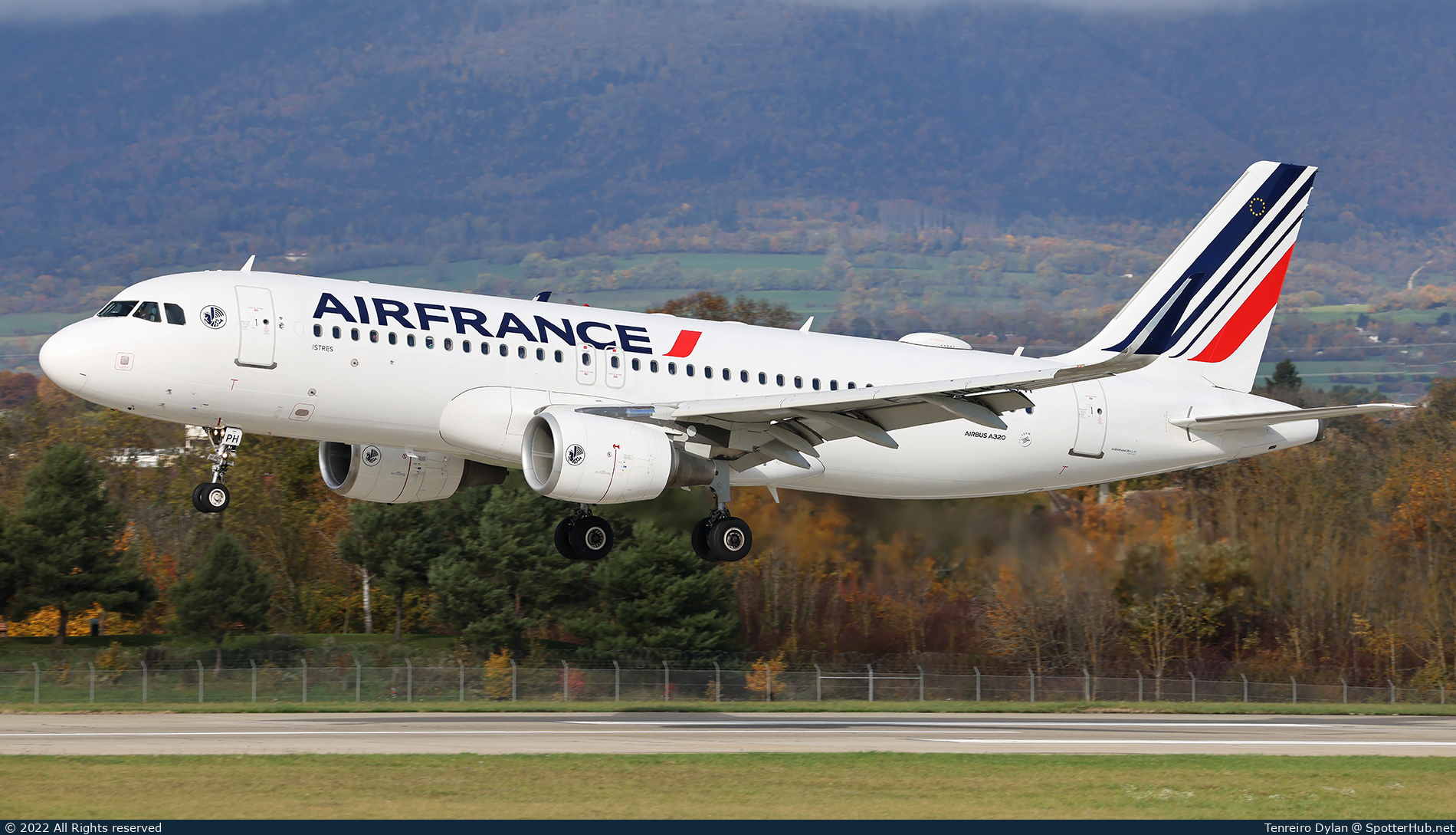 Photo of F-HEPH - Airbus A320-214 operated by Air France