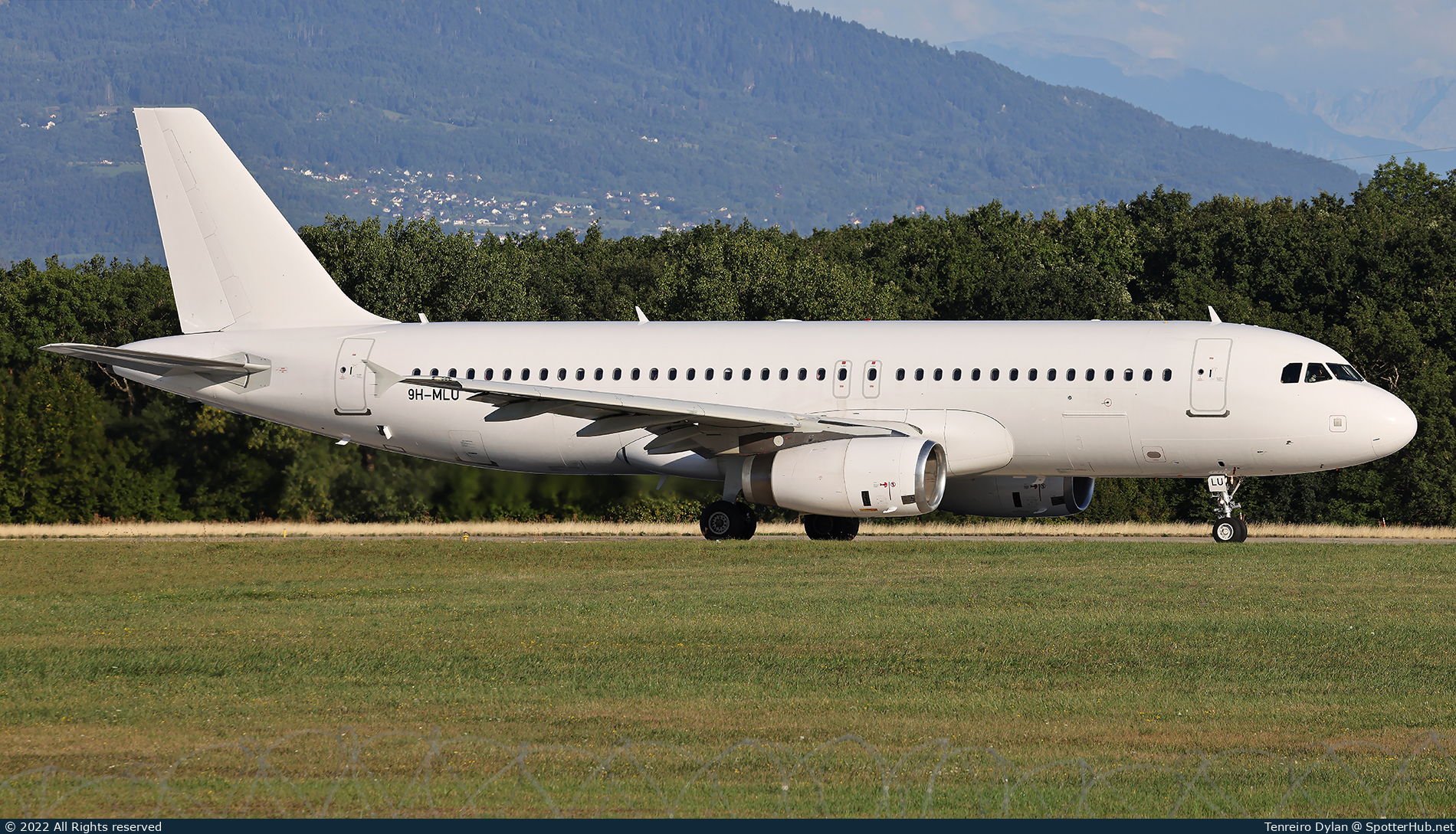 Photo of 9H-MLU - Airbus A320-232 operated by Avion Express Malta