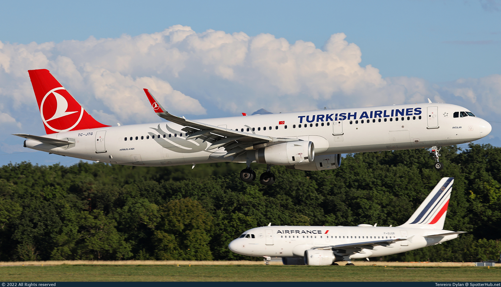 Photo of TC-JTG - Airbus A321-231 operated by Turkish Airlines